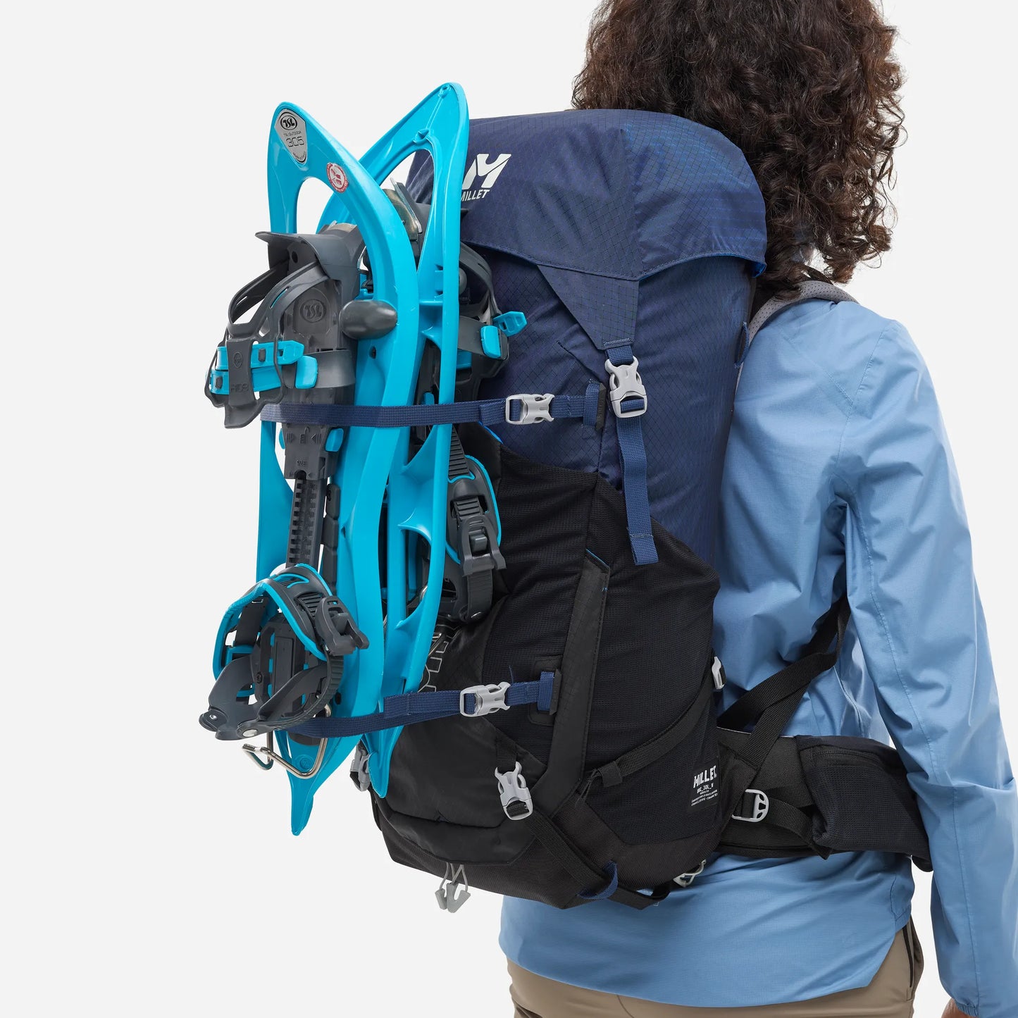 mochila Millet Ubic 30L mujer con raquetas de nieve sujetas en el exterior