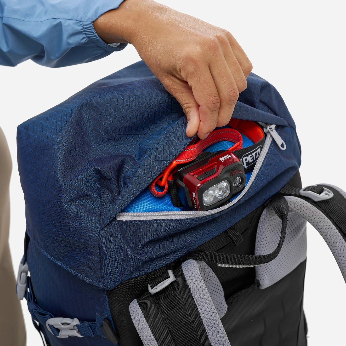 detalle del bolsillo superior de la mochila Millet Ubic 30L mujer para guardar objetos de acceso rápido