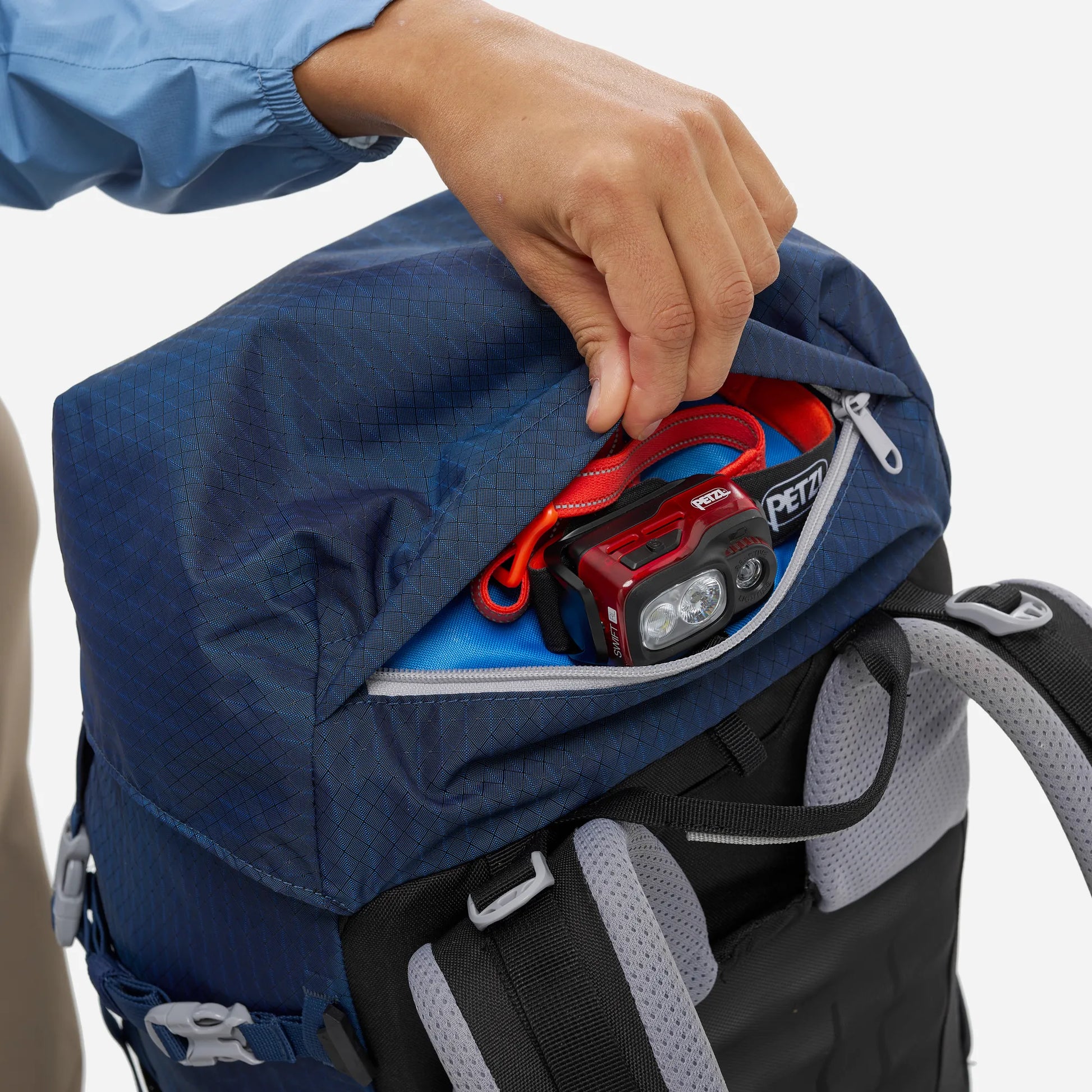detalle del bolsillo superior de la mochila Millet Ubic 30L mujer para guardar objetos de acceso rápido