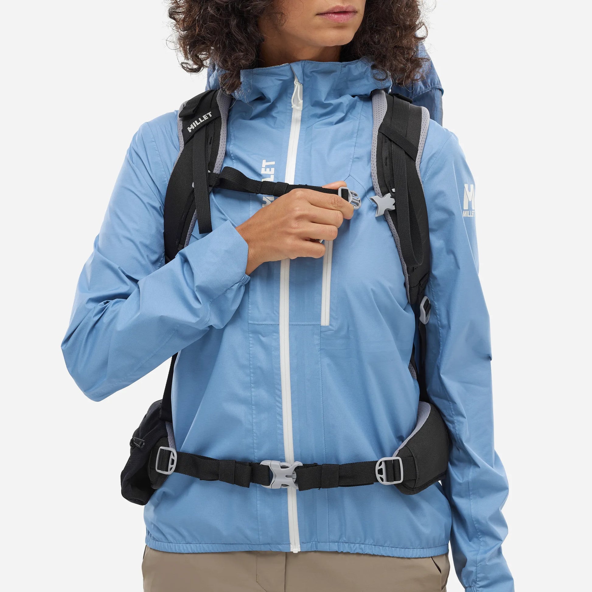 detalle de la cincha de pecho ajustable de la mochila Millet Ubic 30L mujer