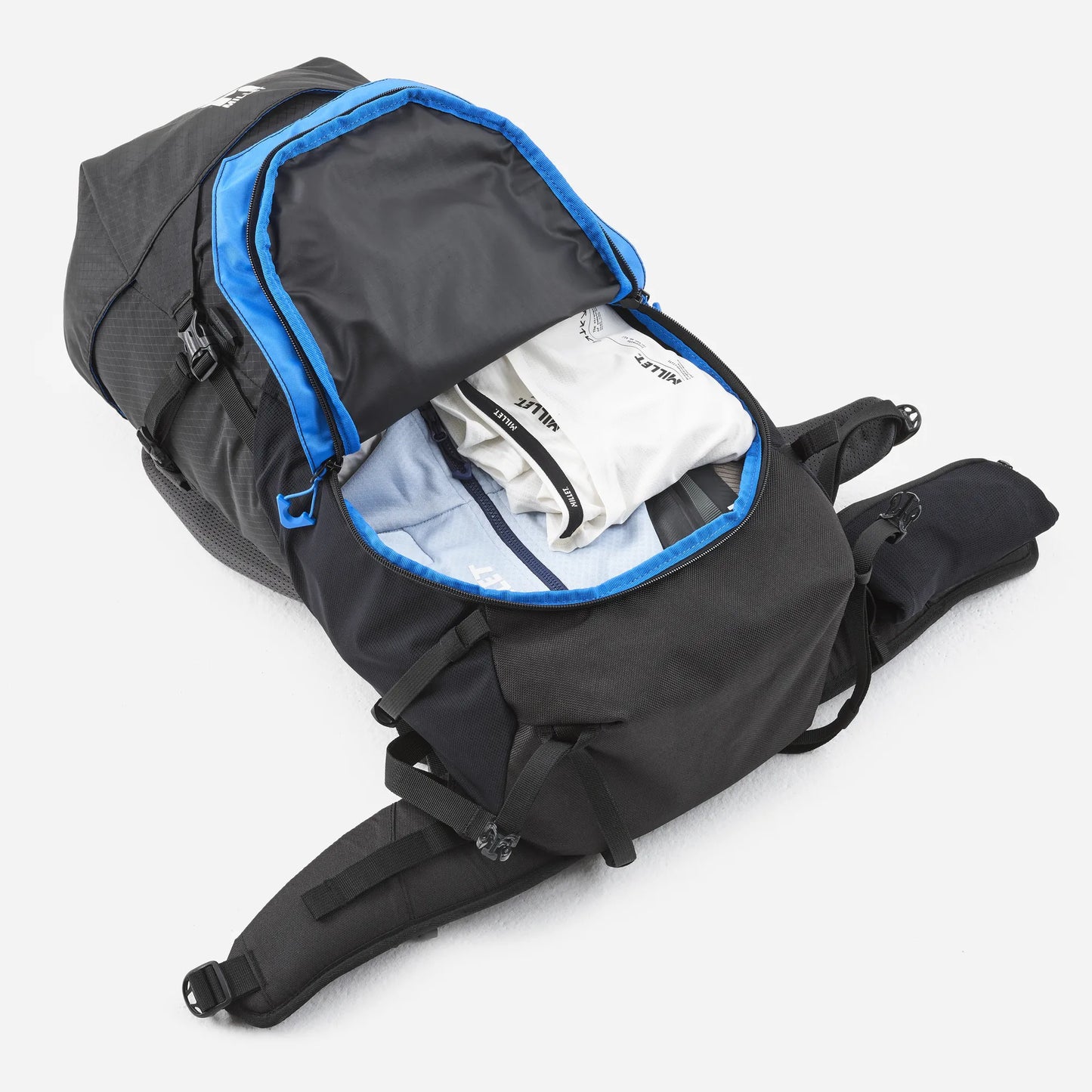 detalle del compartimento principal de la mochila Millet Ubic 30 con amplio espacio para organizar el equipamiento