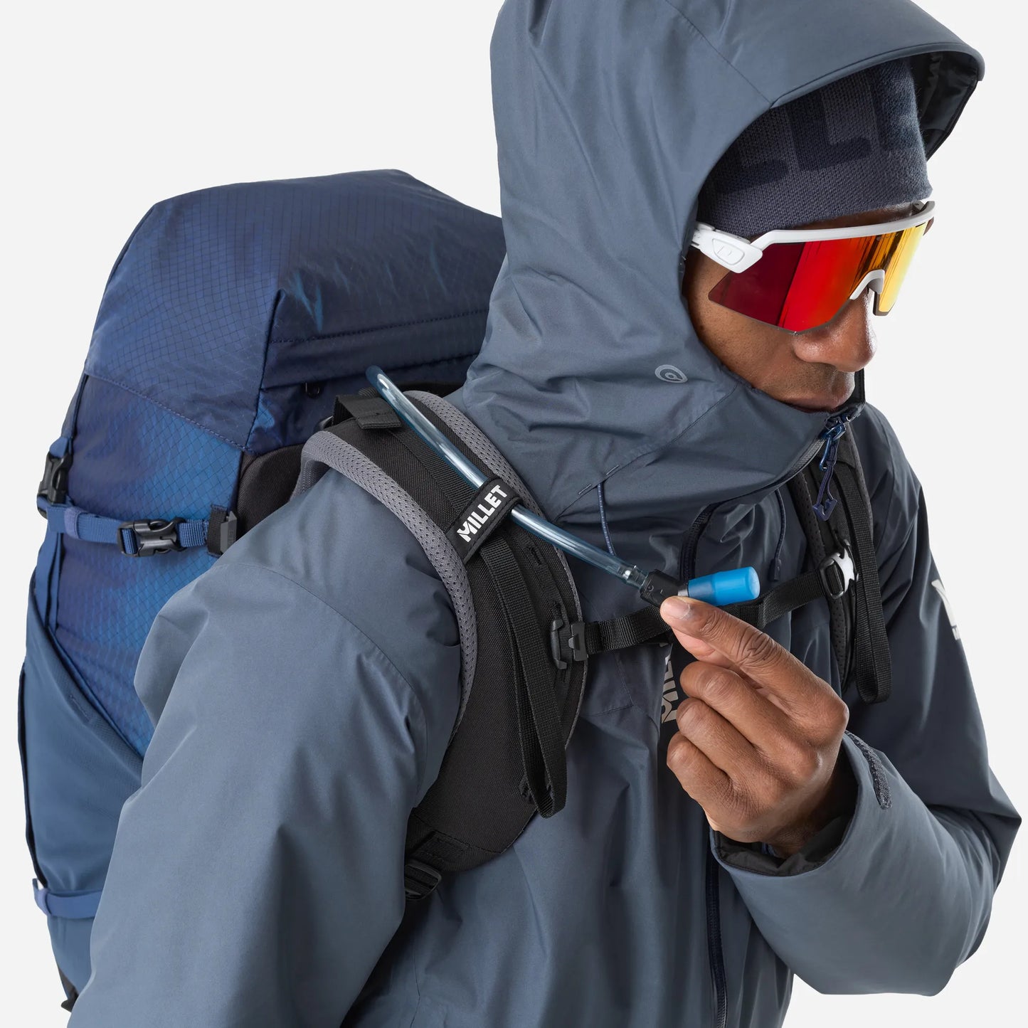 mochila Millet Ubic 30 con bolsa de hidratación y salida para el tubo de agua
