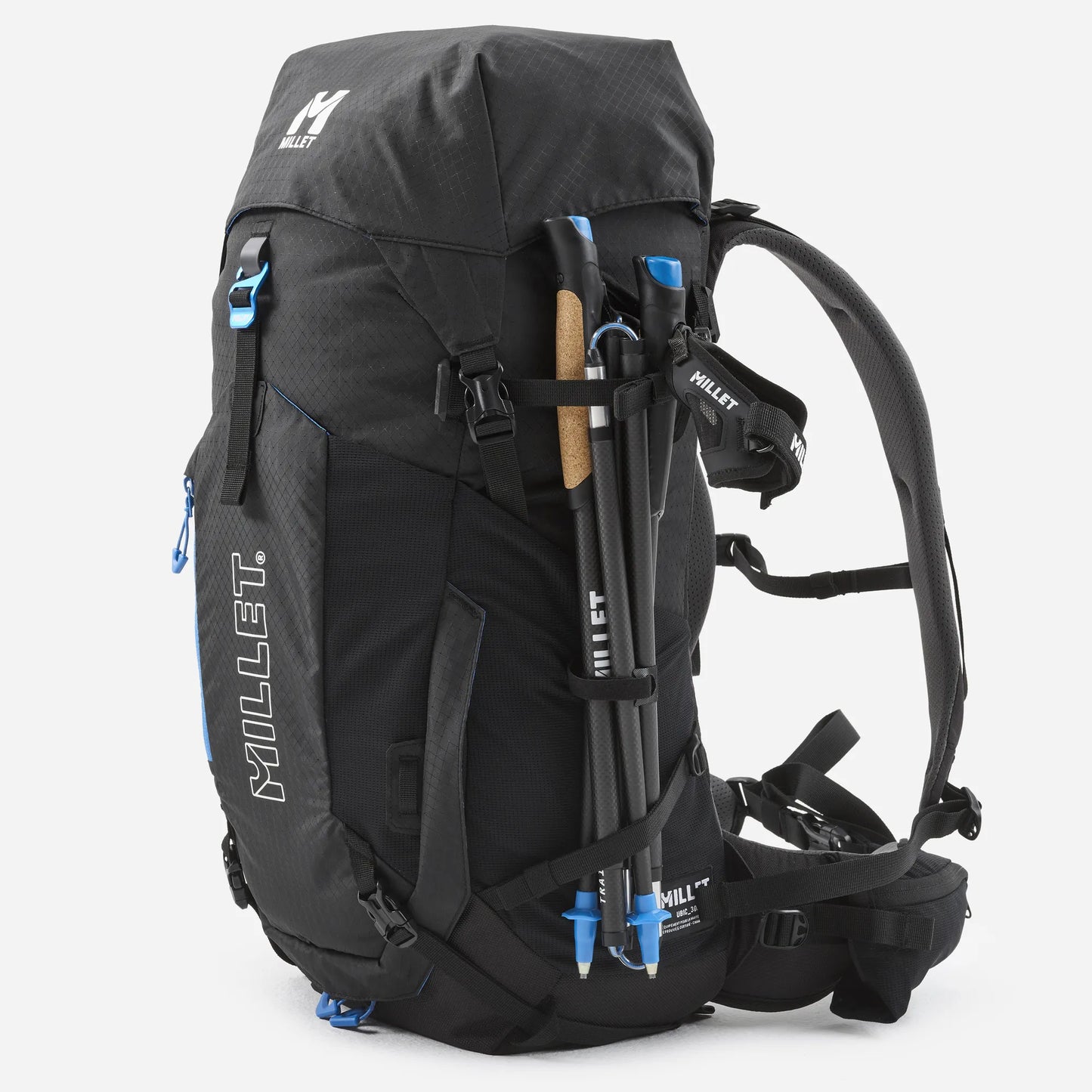 mochila Millet Ubic 30 con bastones de trekking sujetos en el exterior