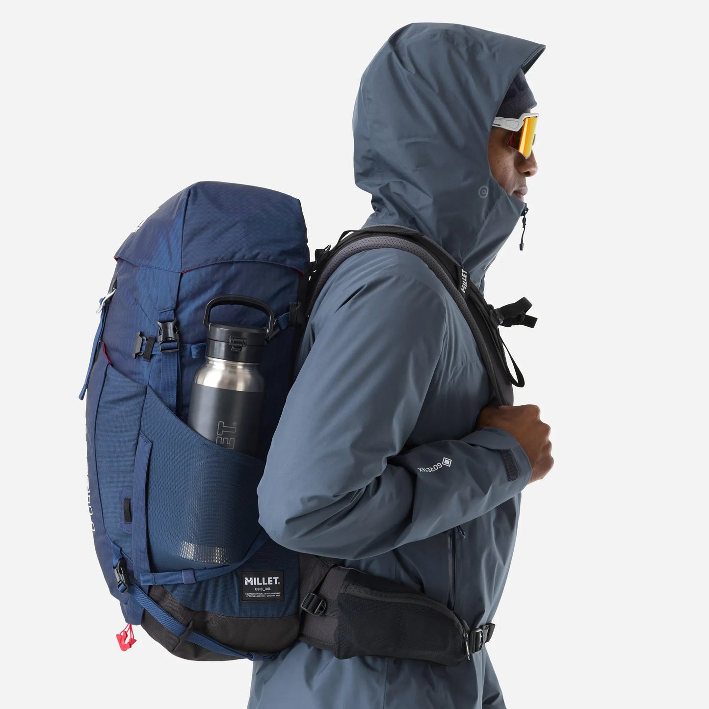 mochila Millet Ubic 30 con botella colocada en el bolsillo lateral