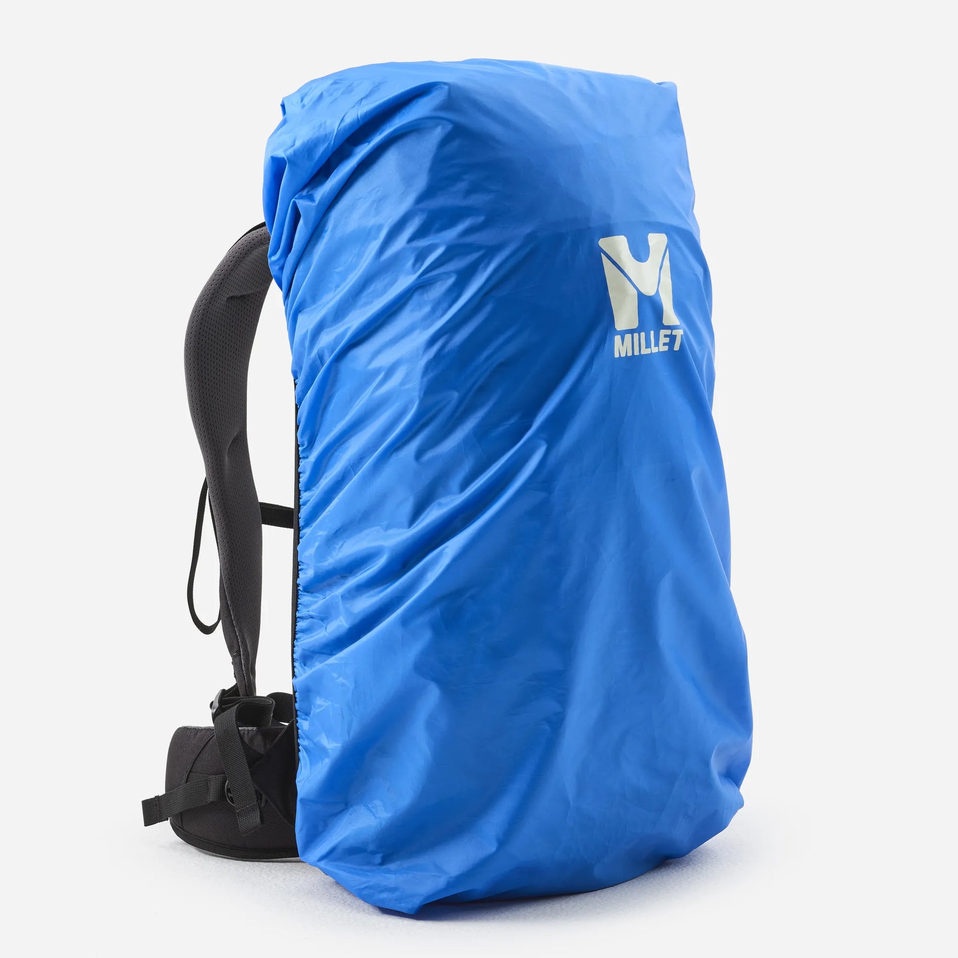 mochila Millet Ubic 30 con funda impermeable colocada para proteger el contenido de la lluvia