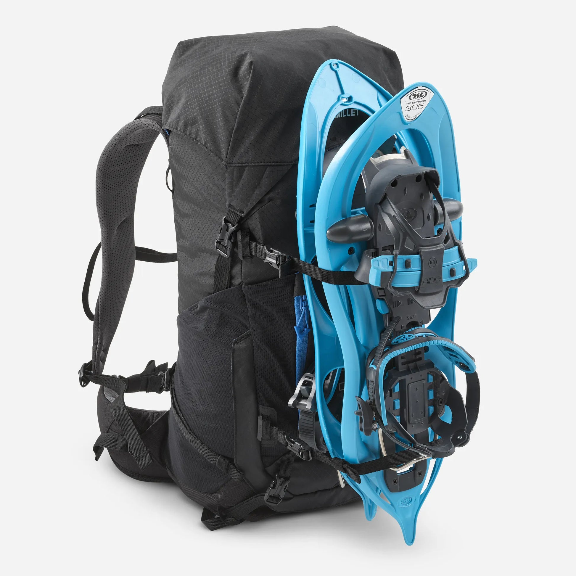 mochila Millet Ubic 30 con raquetas de nieve sujetas en el exterior