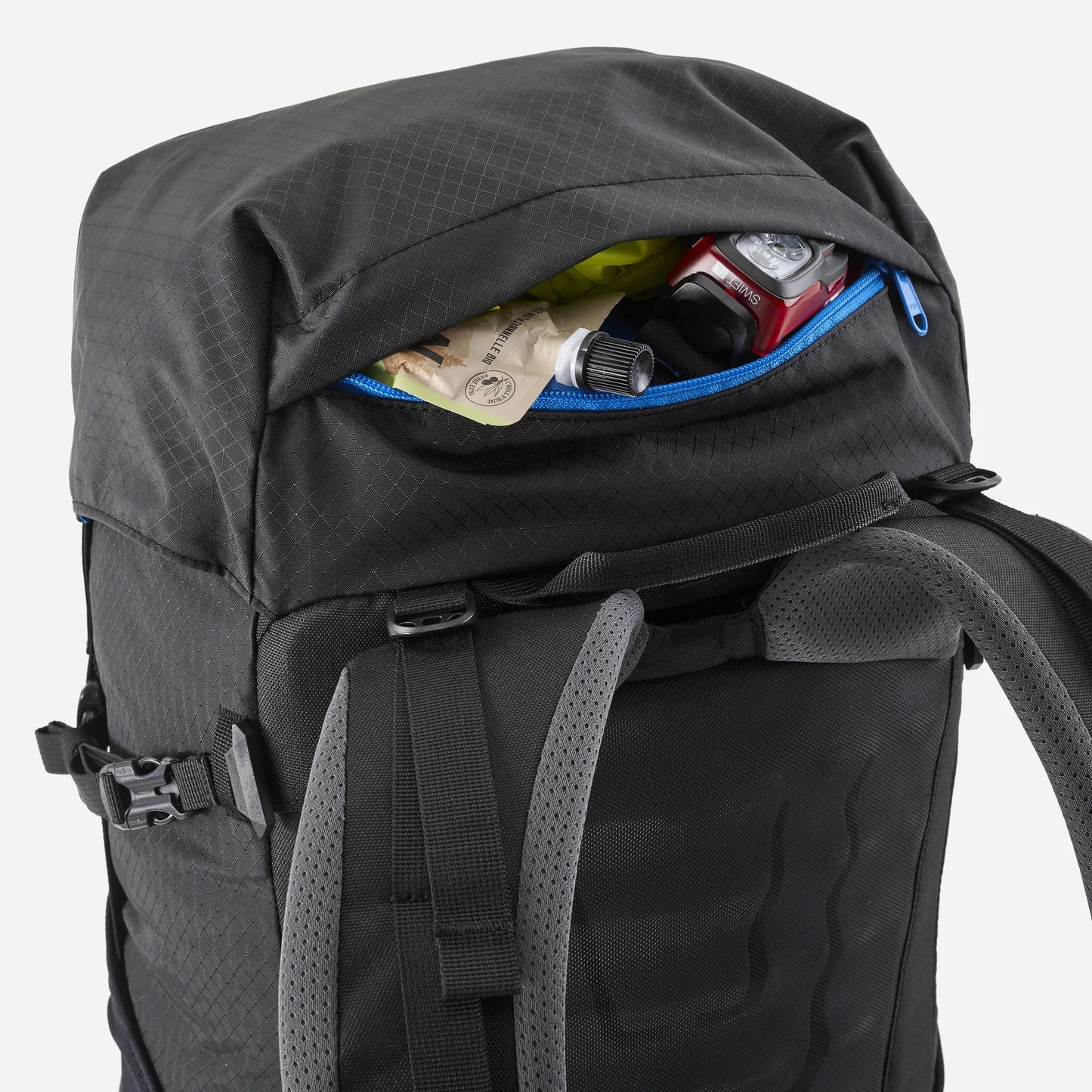 detalle del bolsillo superior de la mochila Millet Ubic 30 para guardar objetos de acceso rápido
