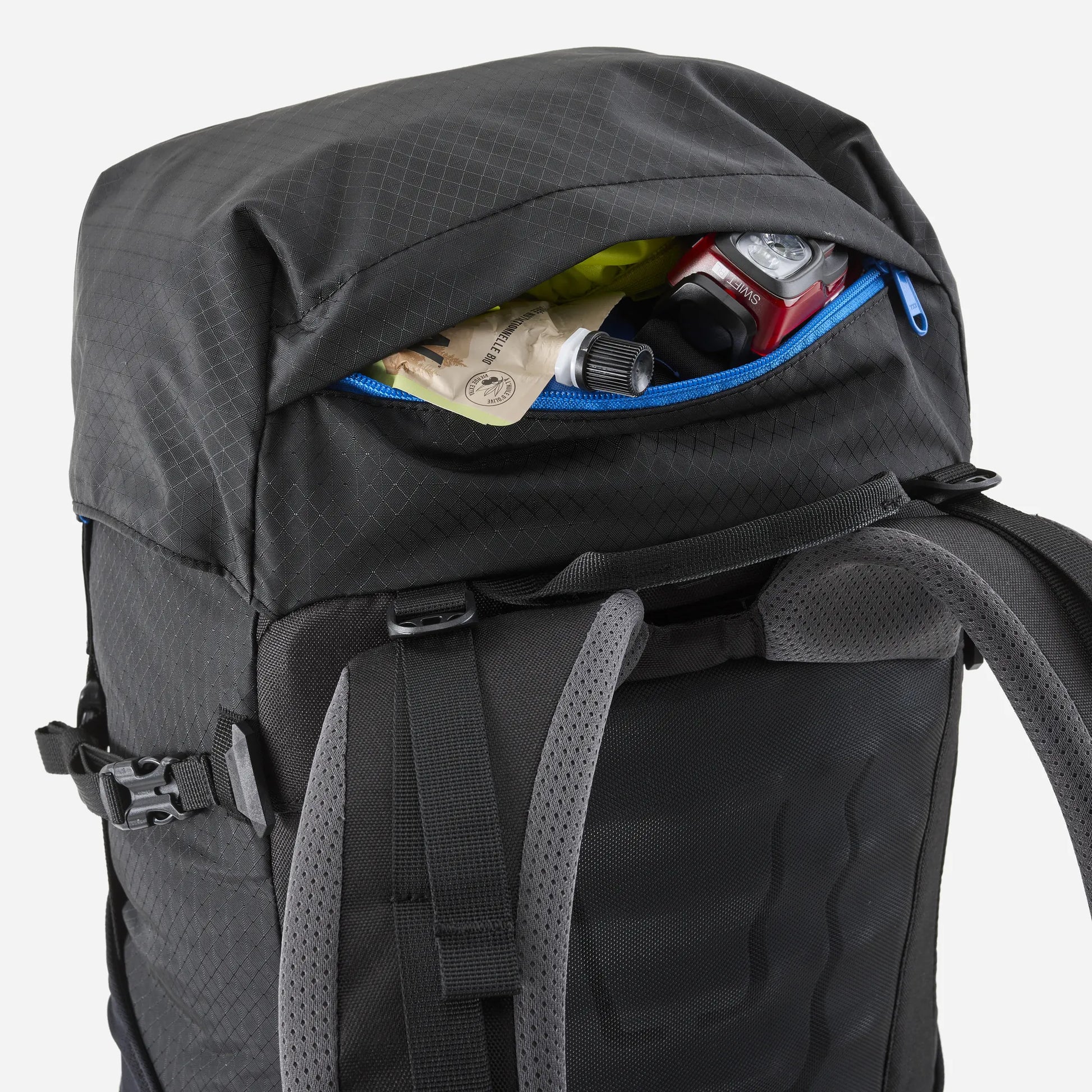 detalle del bolsillo superior de la mochila Millet Ubic 30 para guardar objetos de acceso rápido