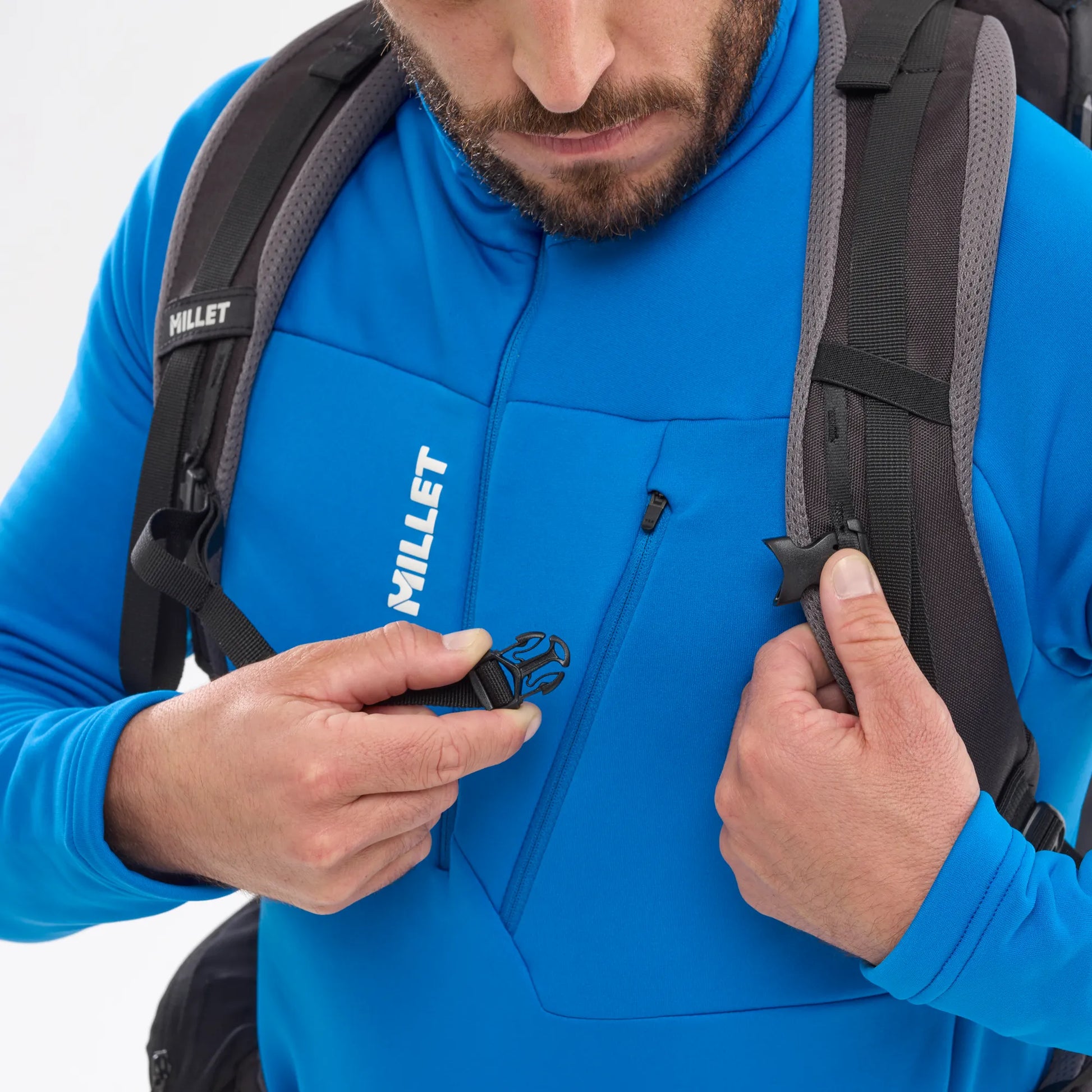detalle de la cincha de pecho ajustable de la mochila Millet Ubic 30