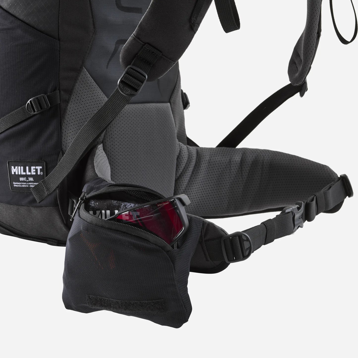 detalle del cinturón lumbar de la mochila Millet Ubic 30 con bolsillo de acceso rápido
