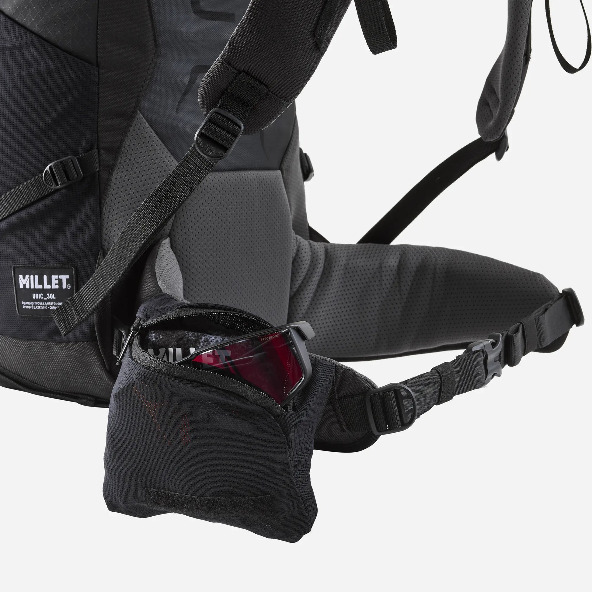 detalle del cinturón lumbar de la mochila Millet Ubic 30 con bolsillo de acceso rápido