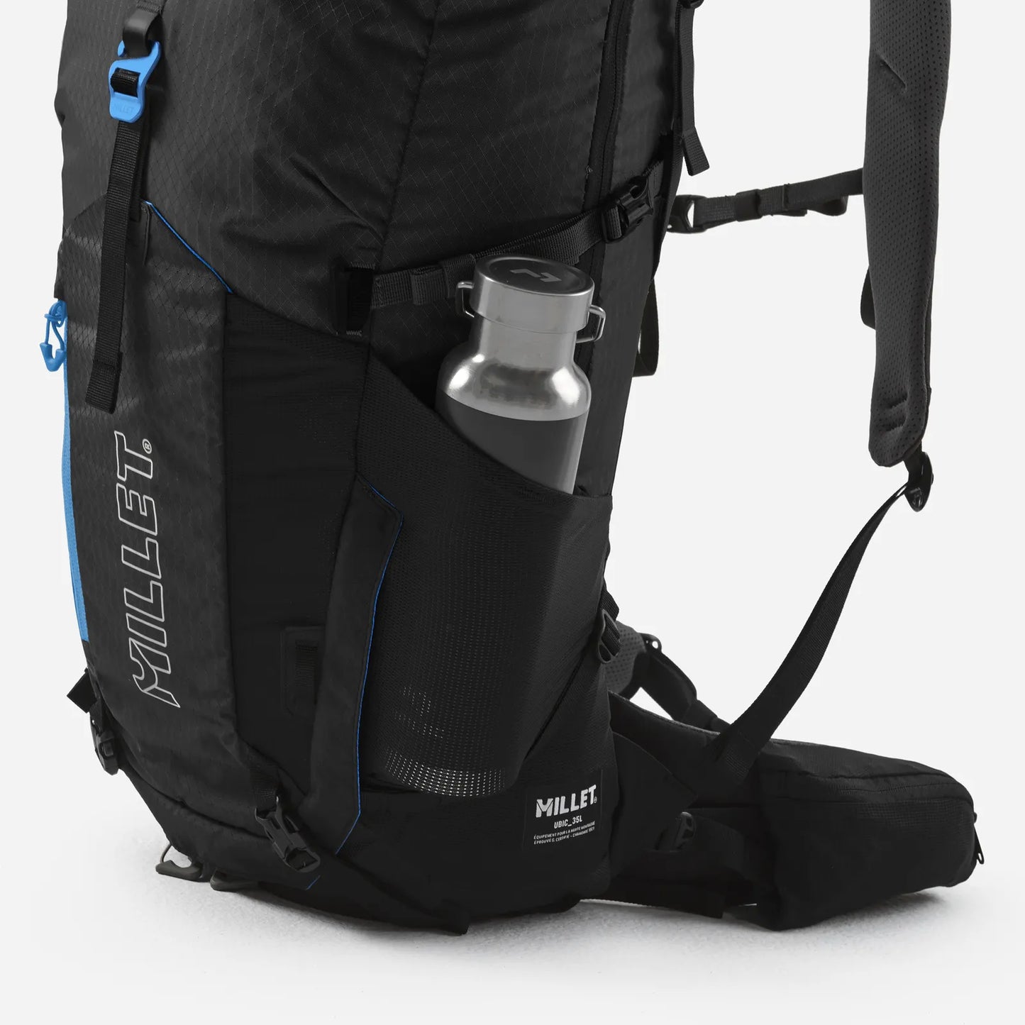 mochila Millet Ubic 40 con botella colocada en el bolsillo lateral