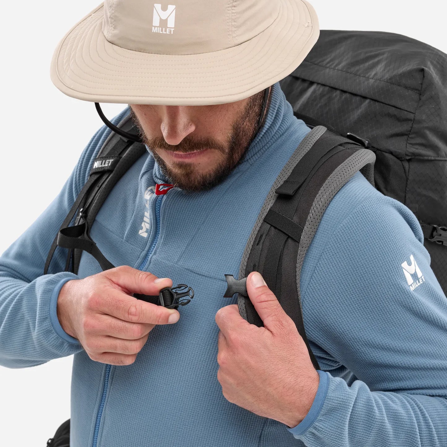 detalle de la cincha de pecho ajustable de la mochila Millet Ubic 40