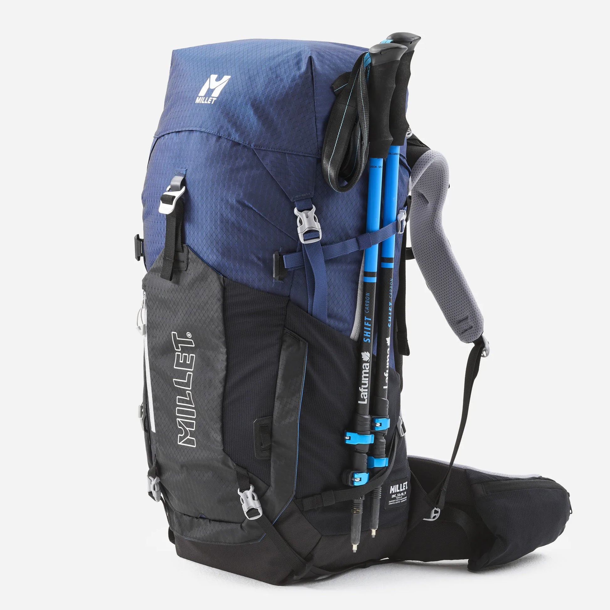 mochila Millet Ubic 50+10 mujer con bastones de trekking sujetos en el exterior