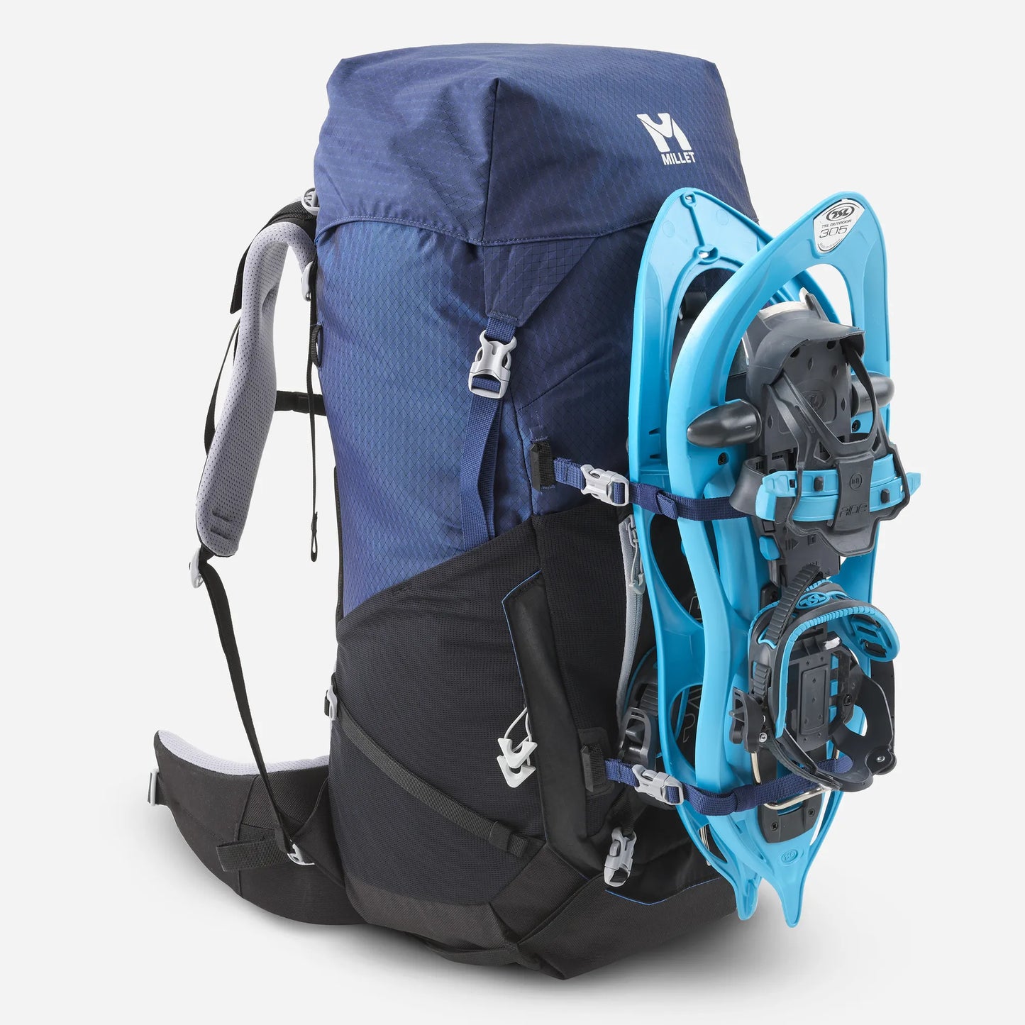 mochila Millet Ubic 50+10 mujer con raquetas de nieve sujetas en el exterior