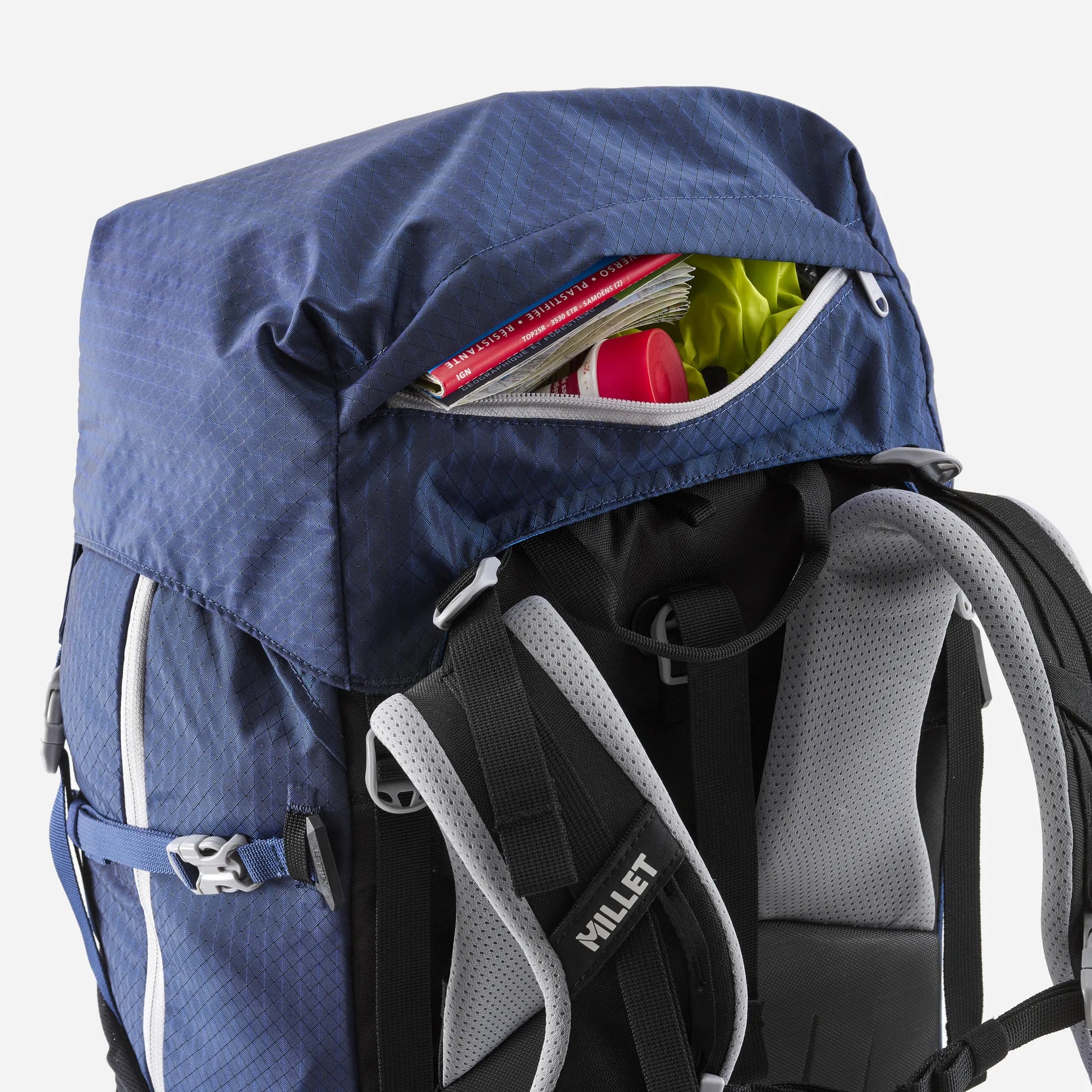 detalle del bolsillo superior de la mochila Millet Ubic 50+10 mujer para guardar objetos de acceso rápido