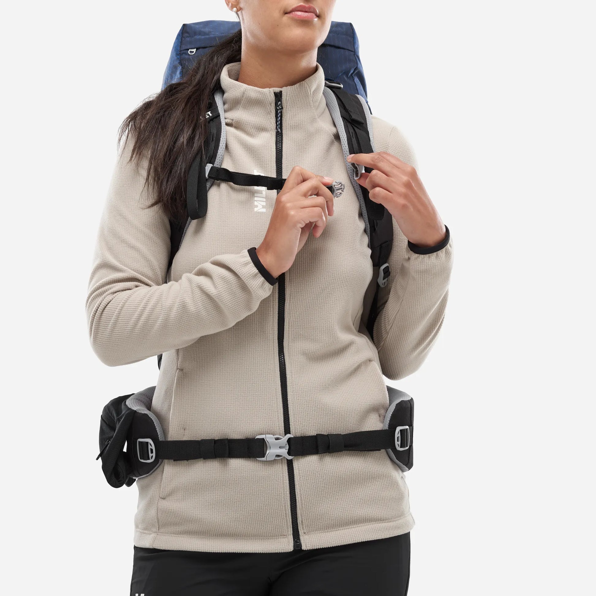detalle de la cincha de pecho ajustable de la mochila Millet Ubic 50+10 mujer