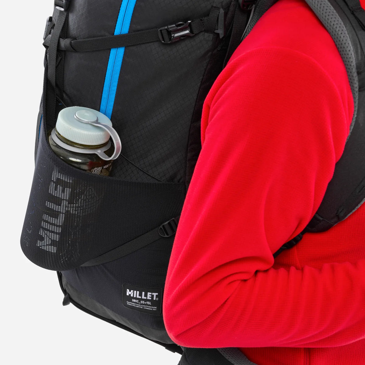 mochila Millet Ubic 55+15 con botella de agua colocada en el bolsillo lateral