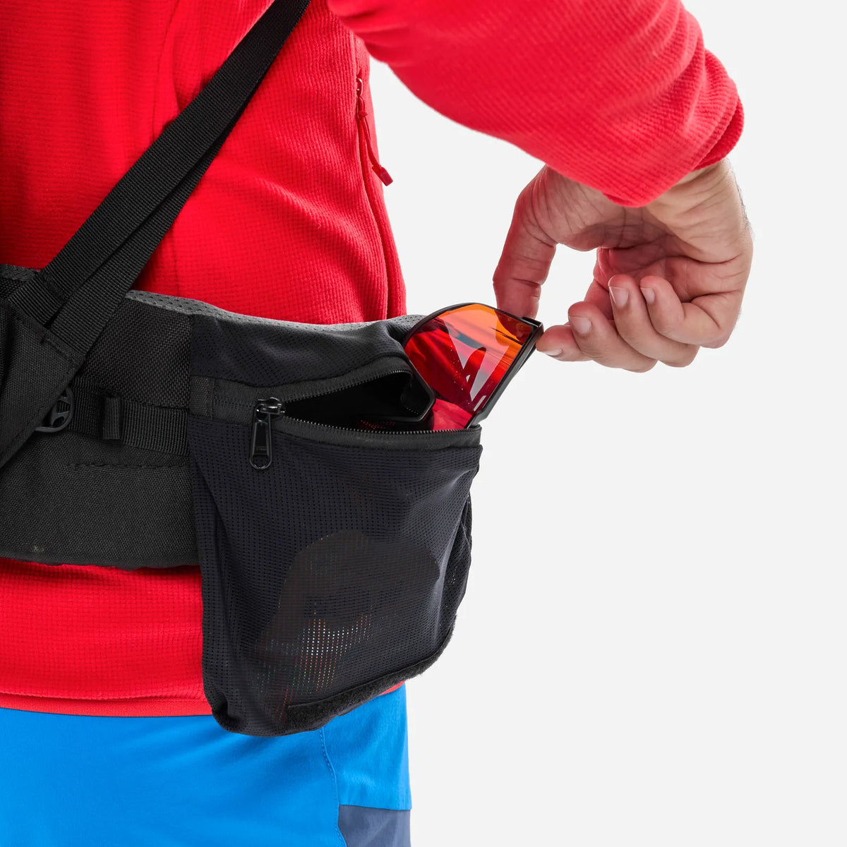 detalle del bolsillo de acceso rápido en el cinturón lumbar de la mochila Millet Ubic 55+15