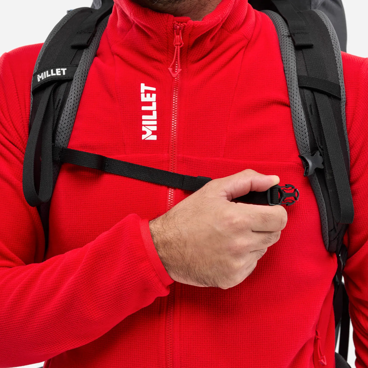 detalle de la cincha de pecho ajustable de la mochila Millet Ubic 55+15