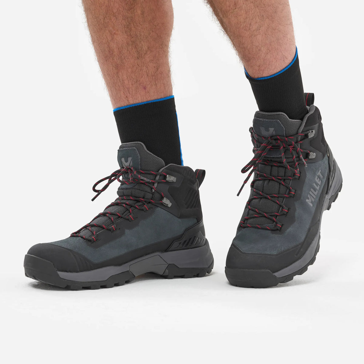 hombre usando botas Millet Ubic Mid GTX durante una ruta de senderismo en montaña