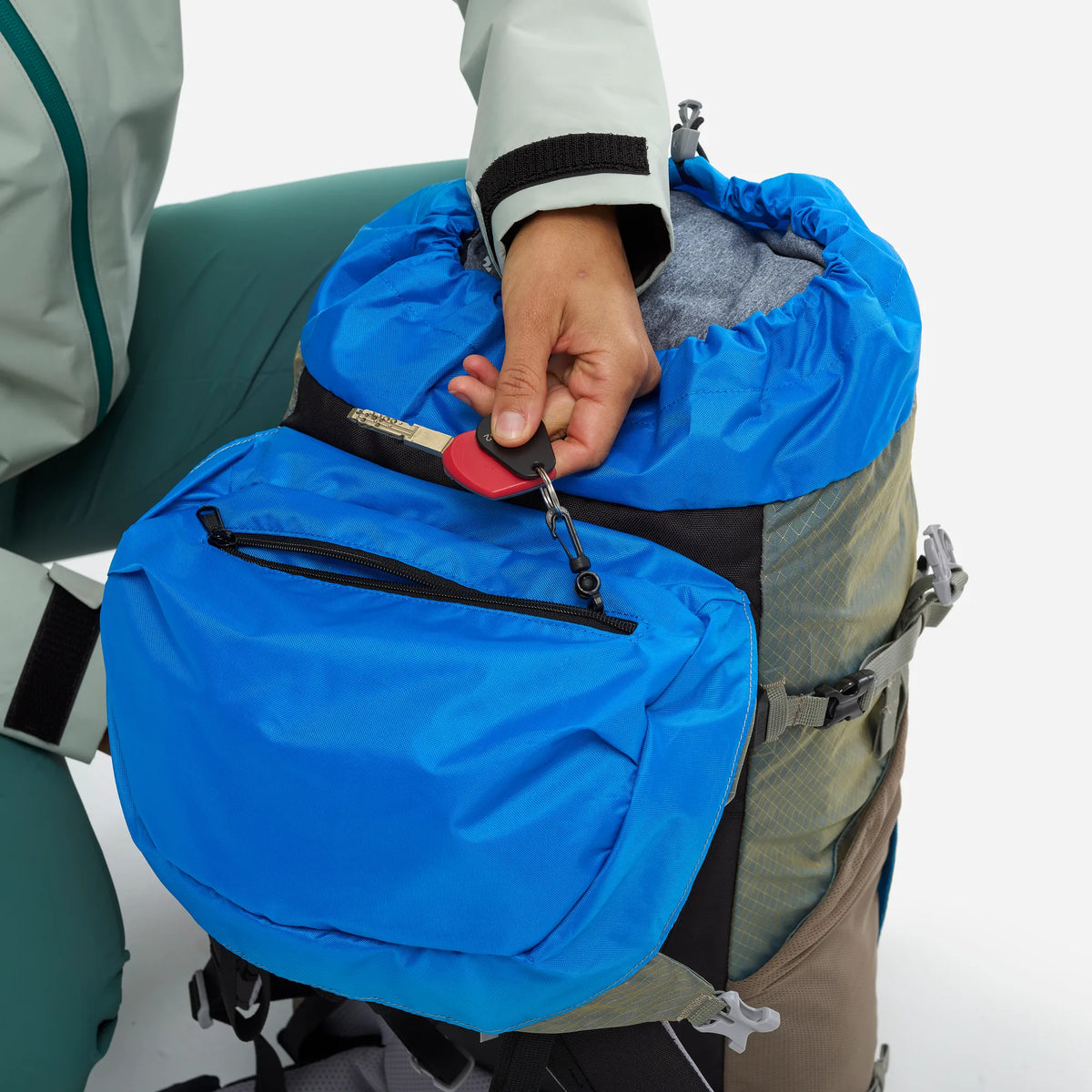 detalle de la apertura superior y el enganche para llaves de la mochila Millet Ubic para mujer