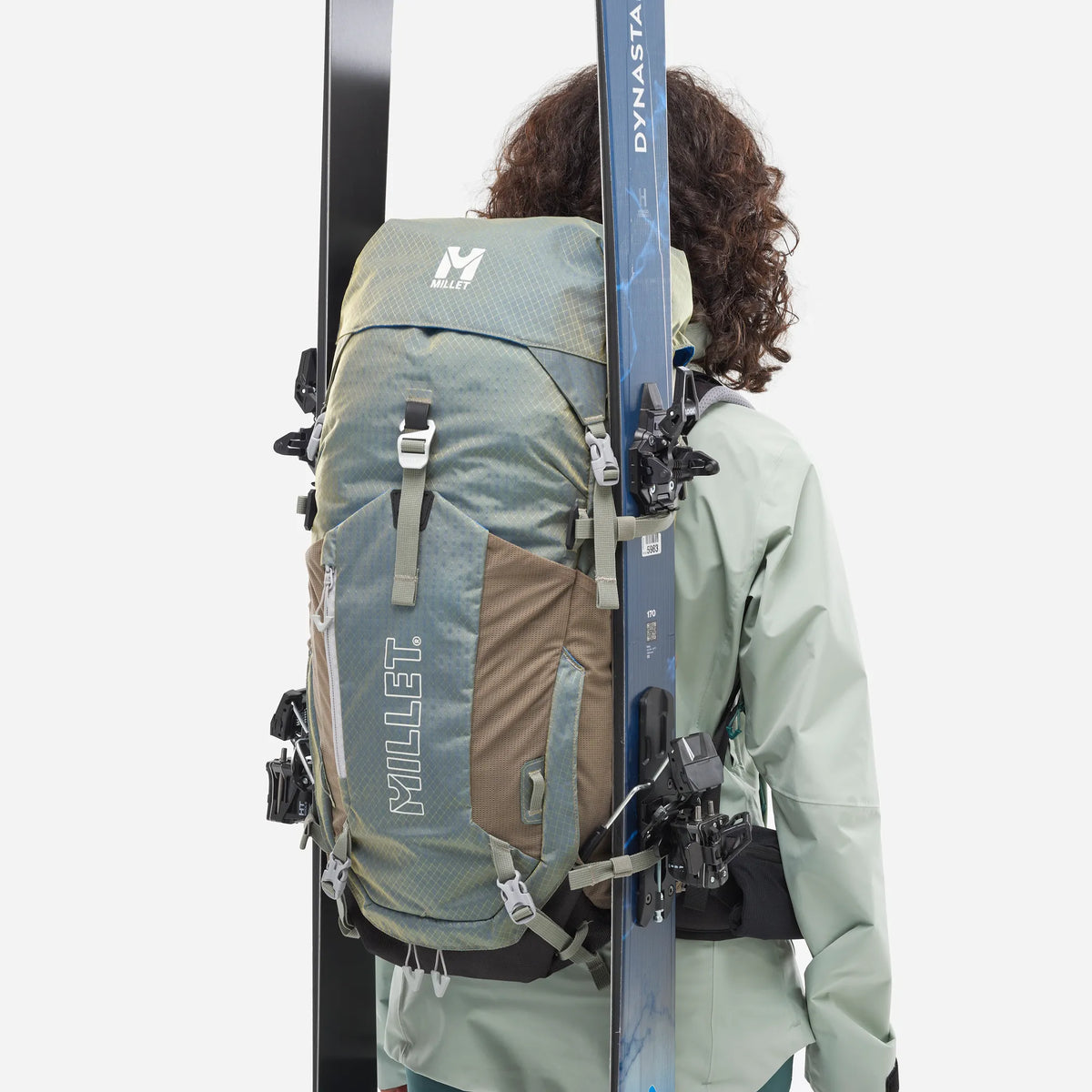 mochila Millet Ubic para mujer con esquís de travesía sujetos en el exterior