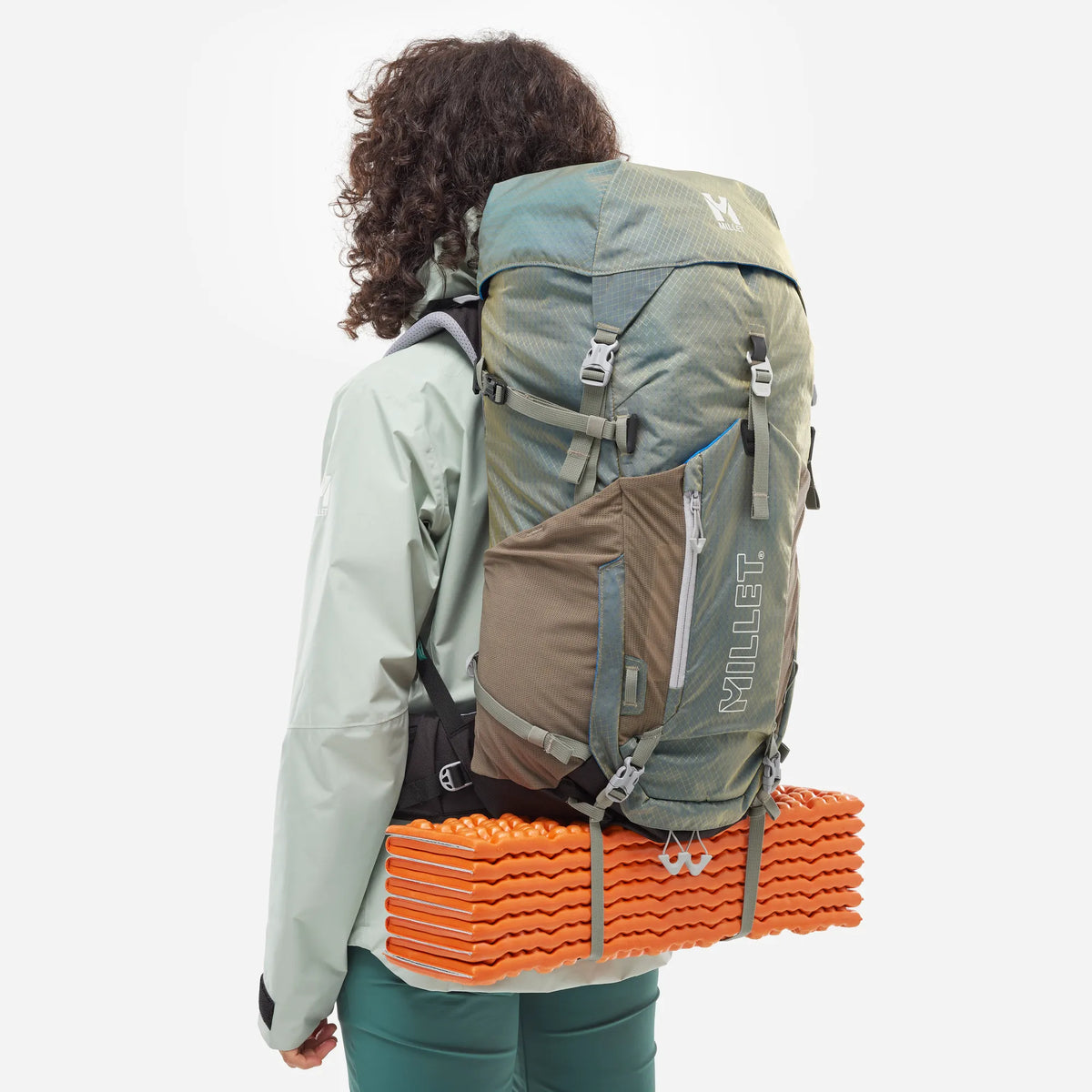 mochila Millet Ubic para mujer con esterilla aislante sujeta en el exterior