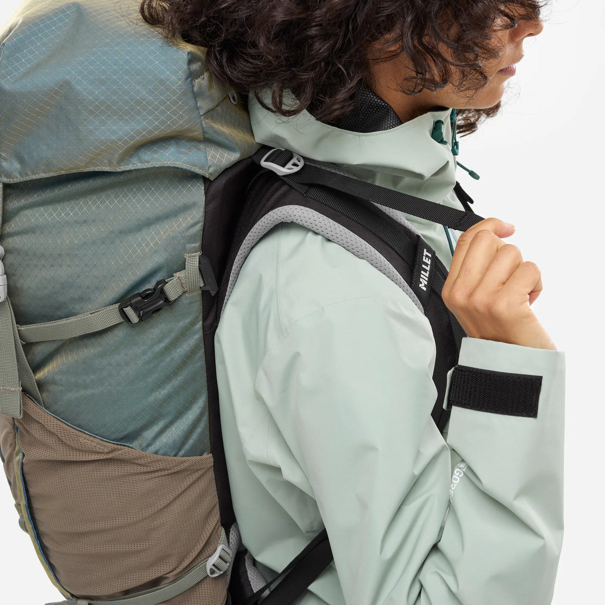detalle del sistema de ajuste de los tirantes en los hombros de la mochila Millet Ubic para mujer