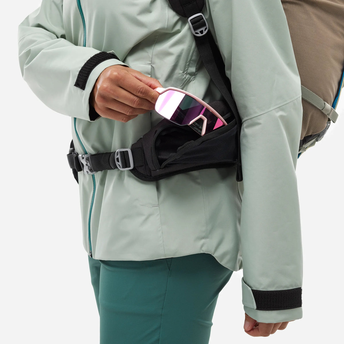 detalle del bolsillo de acceso rápido en el cinturón lumbar de la mochila Millet Ubic para mujer
