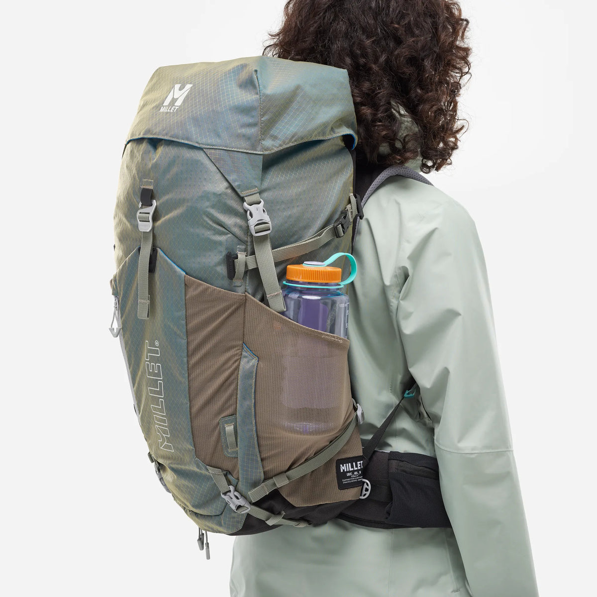 detalle del bolsillo lateral para llevar una botella de agua en la mochila Millet Ubic para mujer