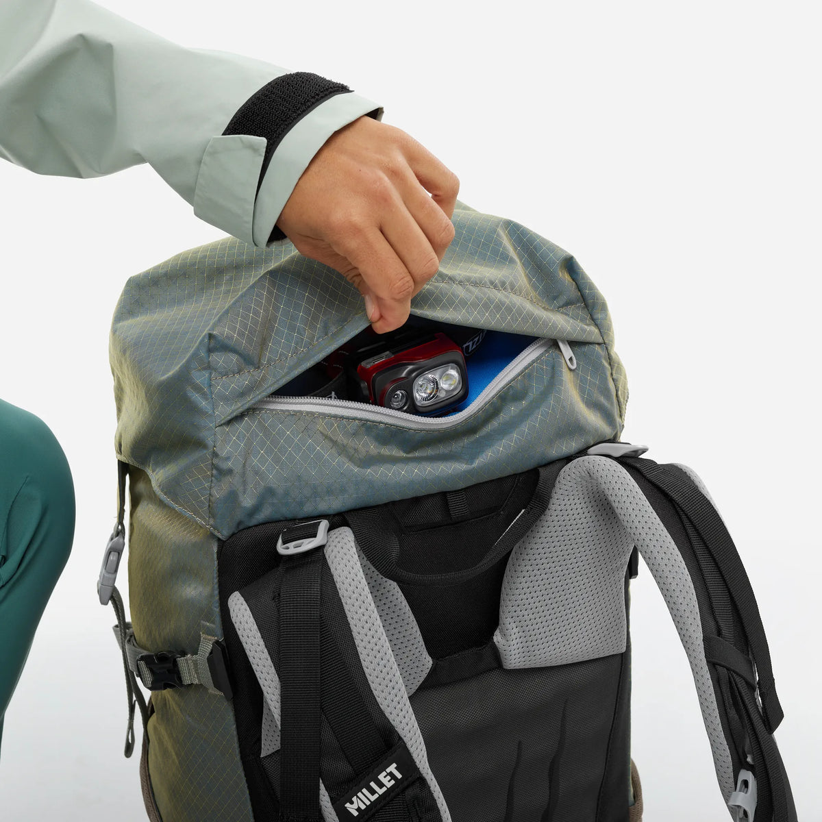detalle del bolsillo superior de la mochila Millet Ubic para mujer para guardar objetos de acceso rápido