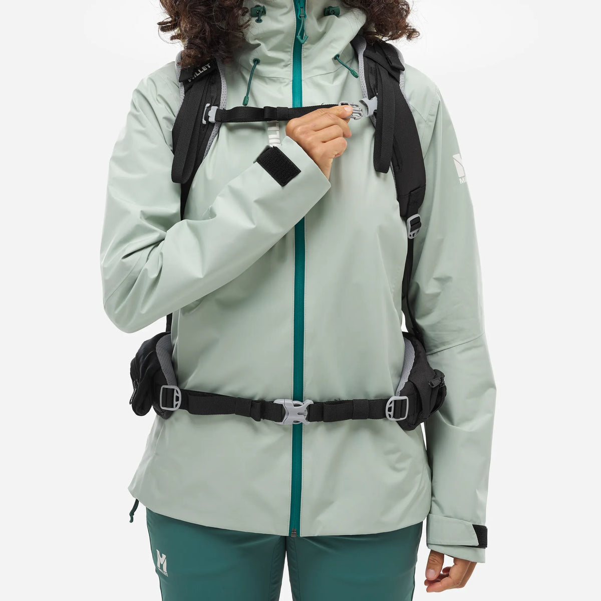 detalle de las correas de ajuste de la mochila Millet Ubic para mujer para adaptar y estabilizar la carga