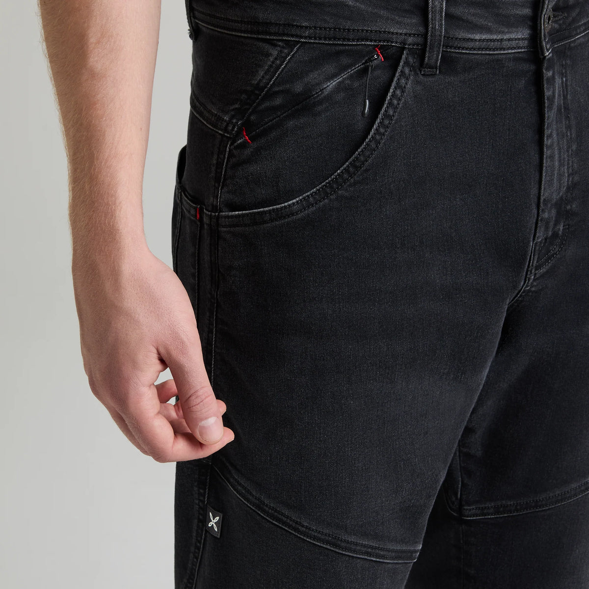 detalle del tejido denim elástico del pantalón Montura Allez Black Denim para hombre
