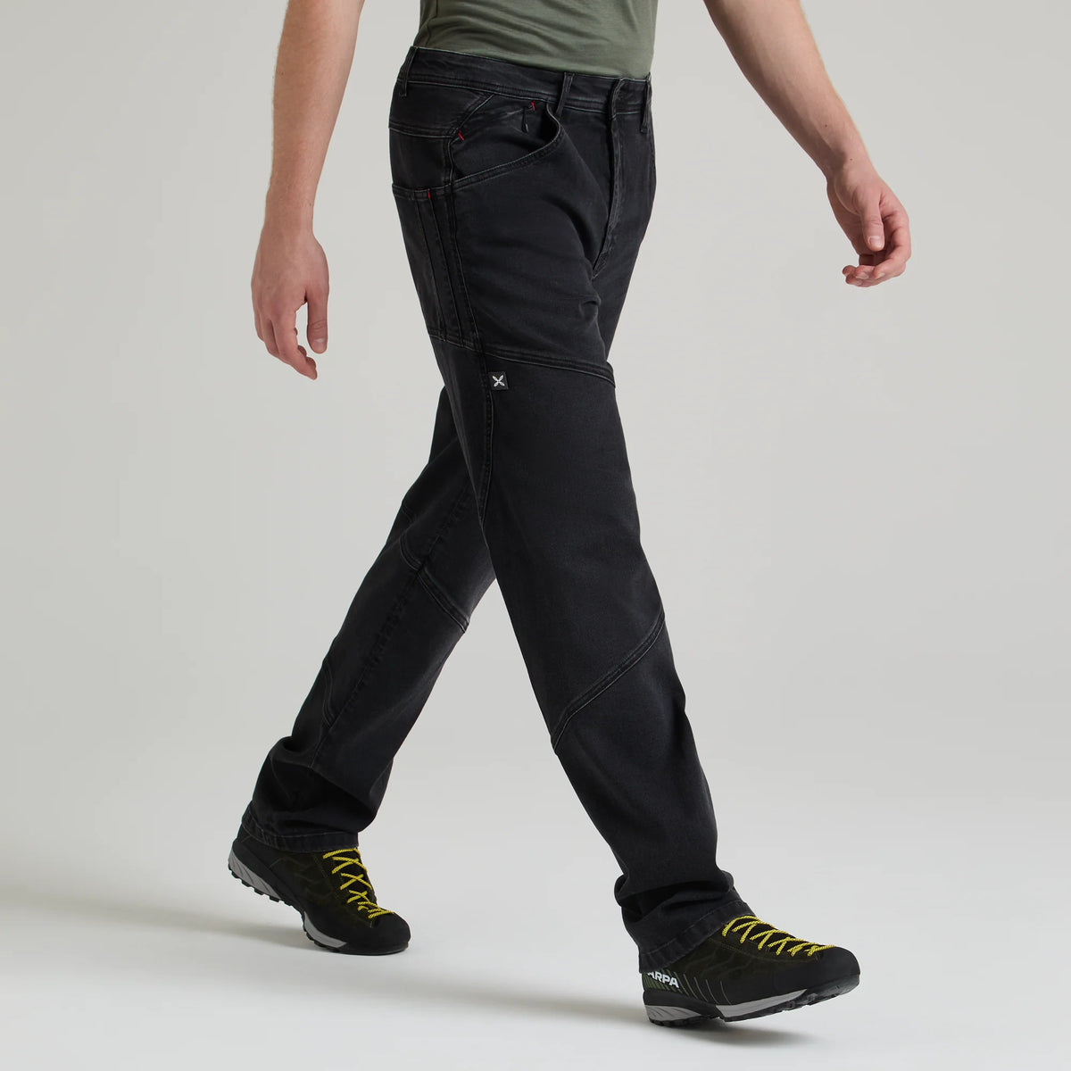 pantalón Montura Allez Black Denim para hombre en uso durante una actividad de escalada