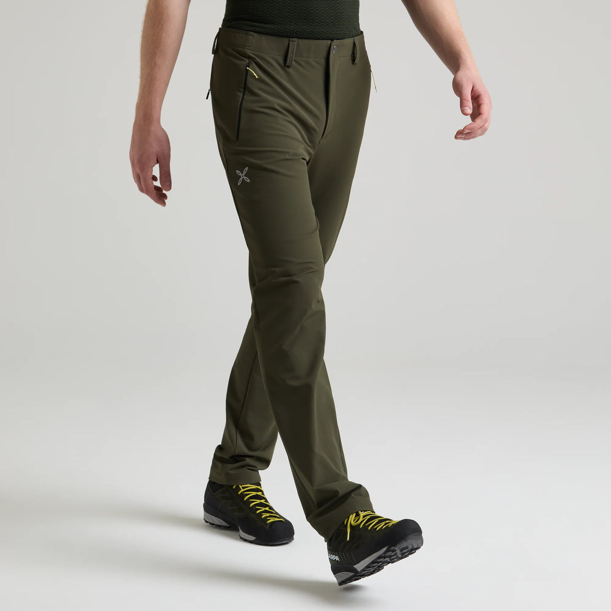 pantalón Montura Groove para hombre en color Black utilizado durante una ruta de senderismo