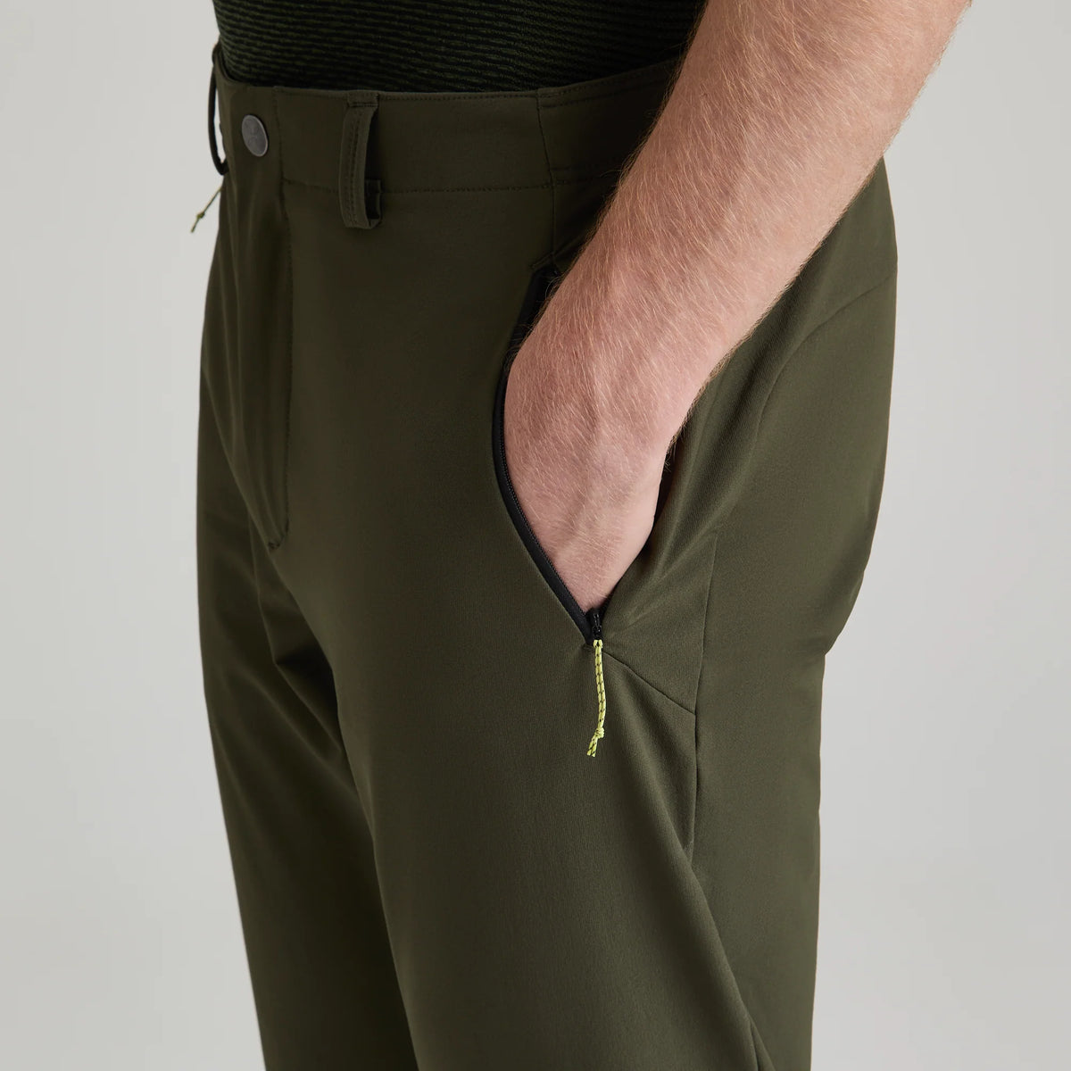 detalle de la cintura ajustable del pantalón Montura Groove para hombre