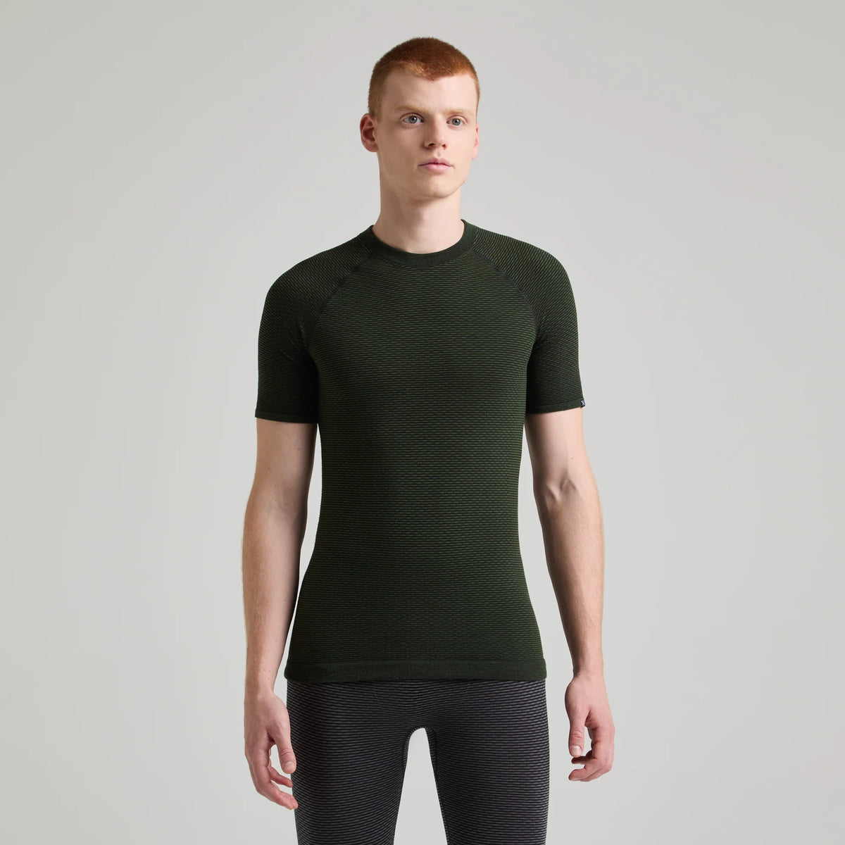 camiseta técnica Montura Seamless Merino dos para hombre utilizada como primera capa durante una actividad de montaña