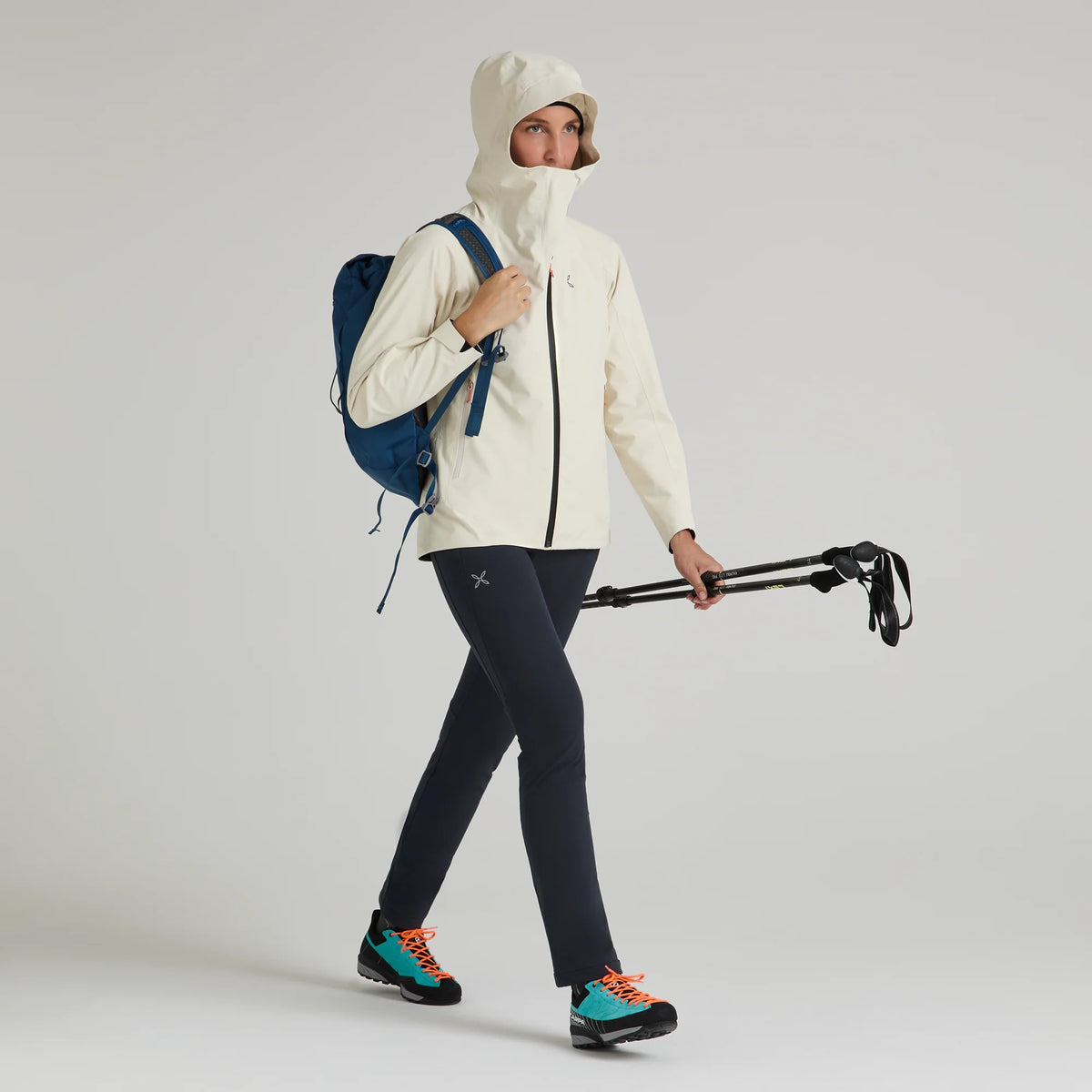 pantalón Montura Groove para mujer en color Blueberry utilizado durante una ruta de senderismo