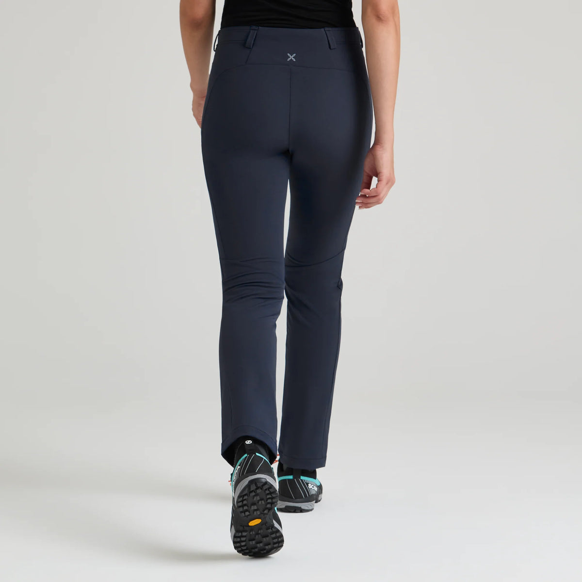vista trasera del pantalón Montura Groove para mujer en color Blueberry