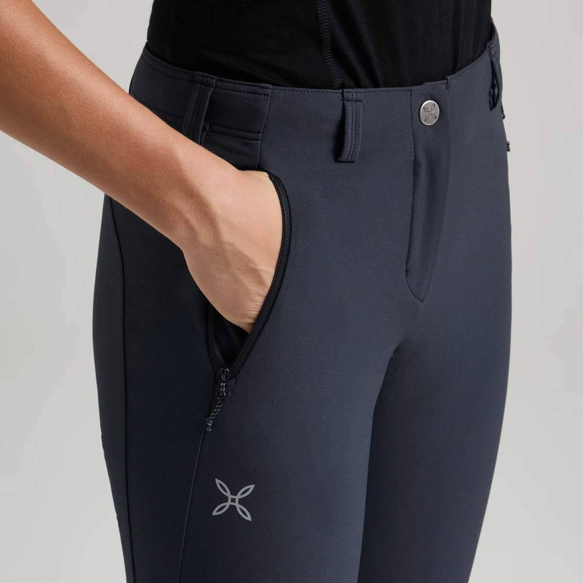 detalle de la cintura ajustable del pantalón Montura Groove para mujer