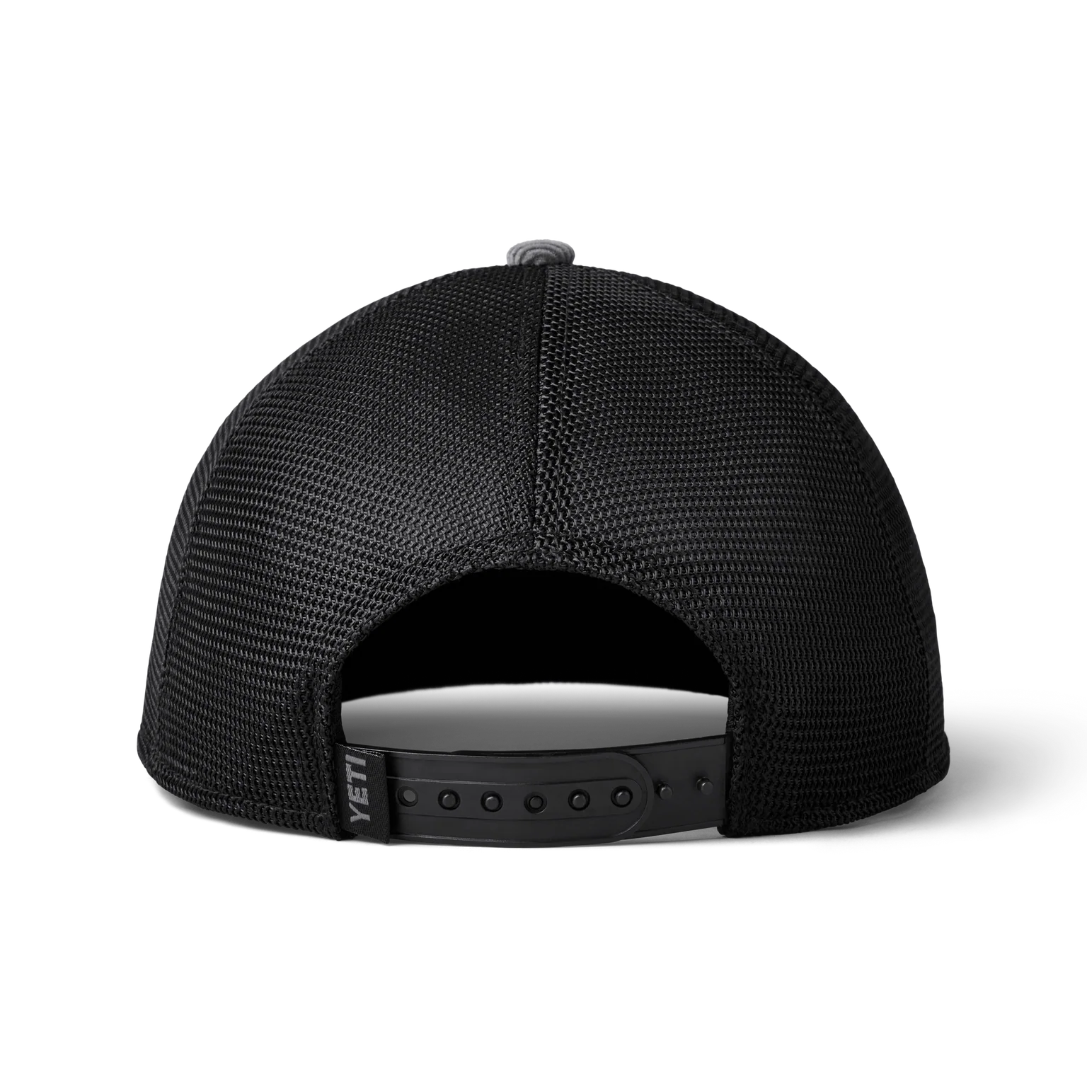 Parte trasera de la gorra YETI Intl Steer Flat Brim Hat con ajuste regulable y diseño resistente