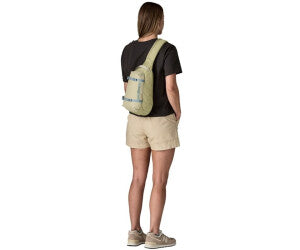 persona llevando mochila bandolera Patagonia Atom Sling 8L cruzada a la espalda