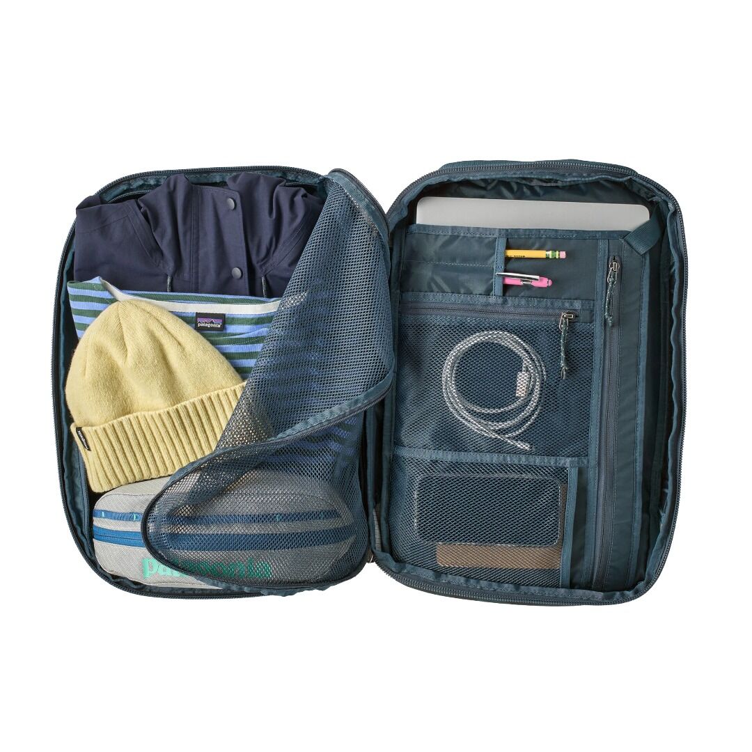 mochila Patagonia Black Hole Micro MLC 22L completamente abierta mostrando la organización interior