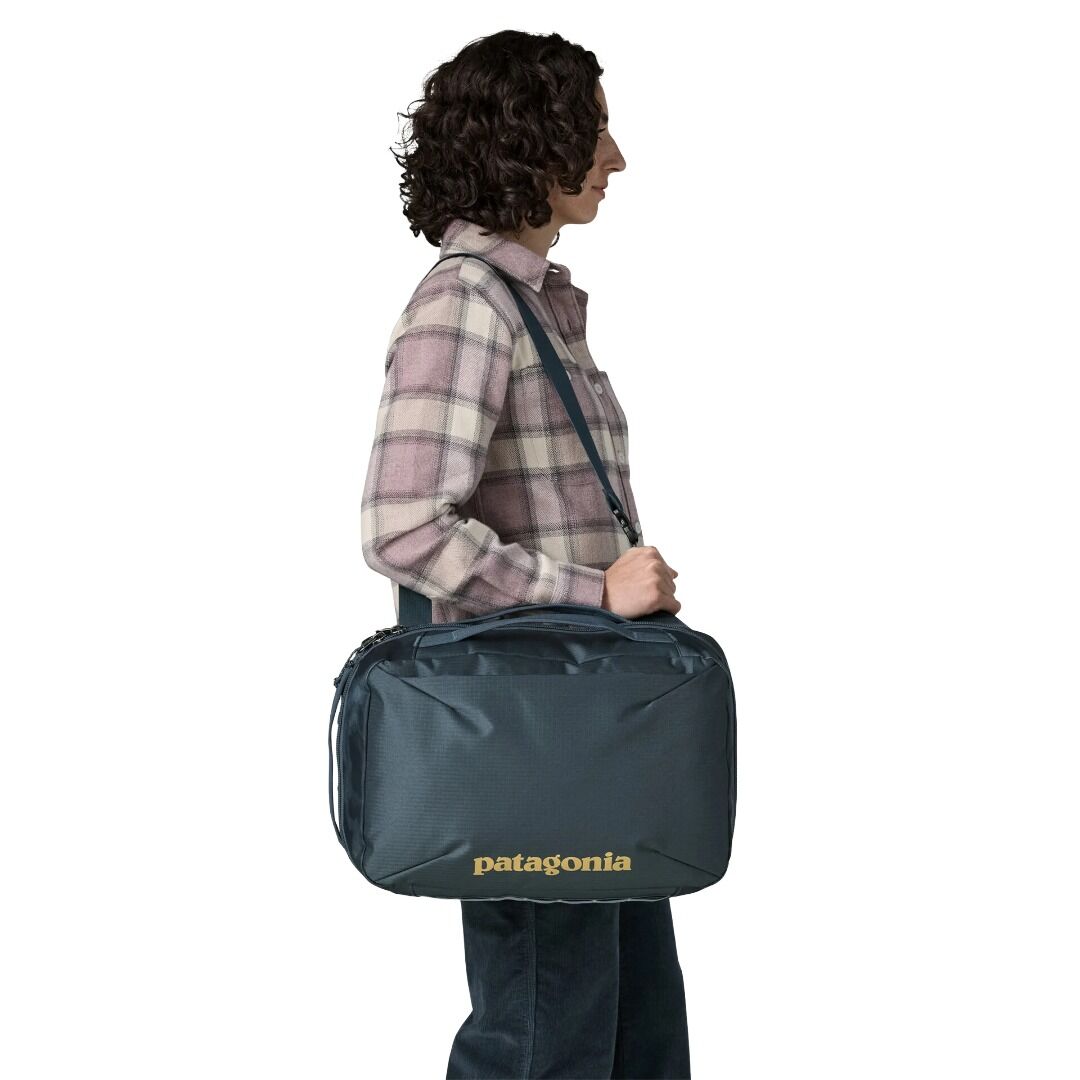 persona llevando Patagonia Black Hole Micro MLC 22L colgada al hombro como bolsa de viaje