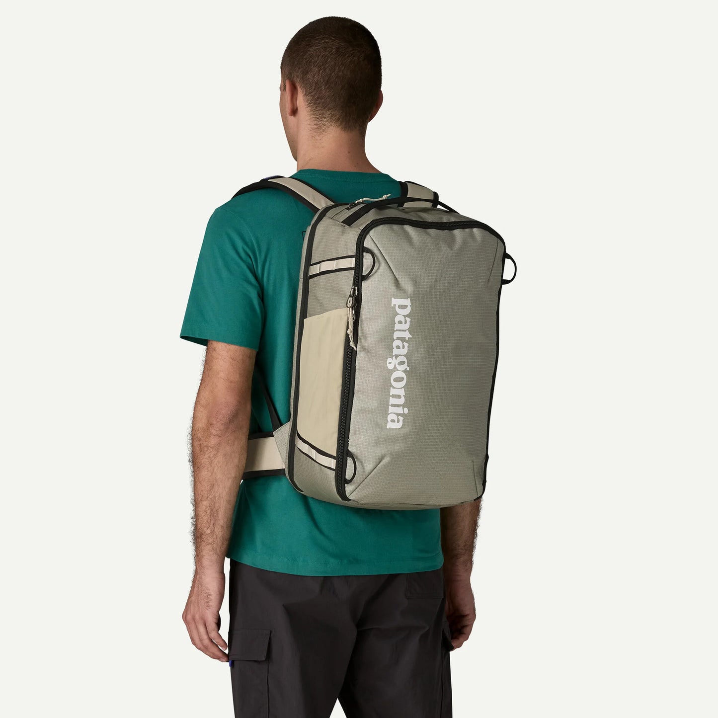 persona llevando Patagonia Black Hole Mini MLC 30L como mochila de viaje
