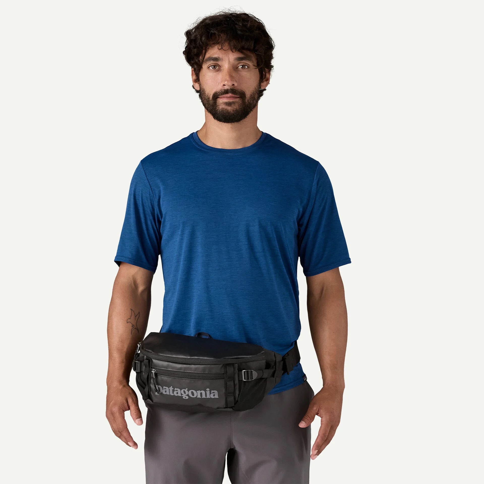 persona usando riñonera Patagonia Black Hole Waist Pack 5L ajustada en la cintura