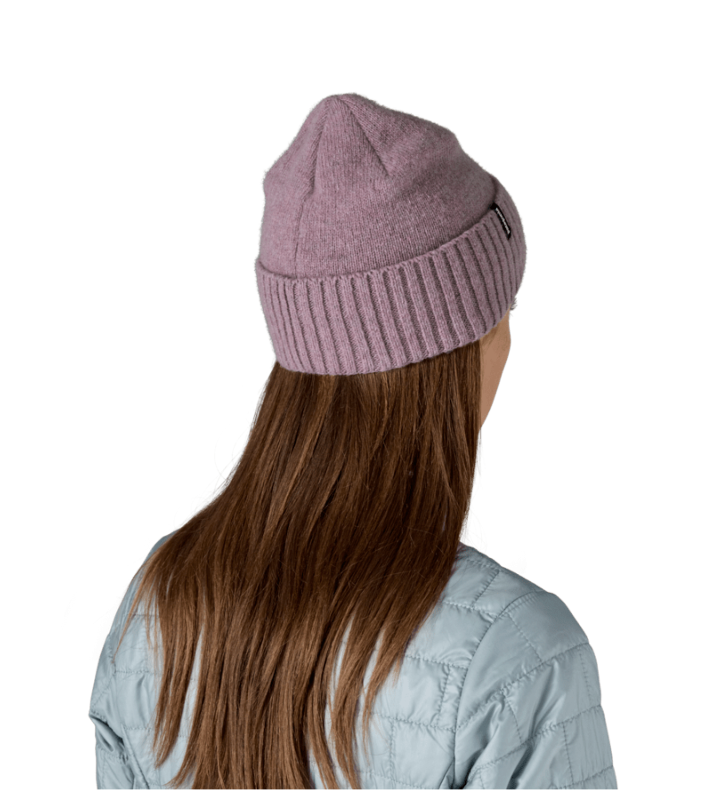 Chica de espaldas usando el gorro Patagonia Brodeo Beanie en un entorno outdoor durante un día frío rosa