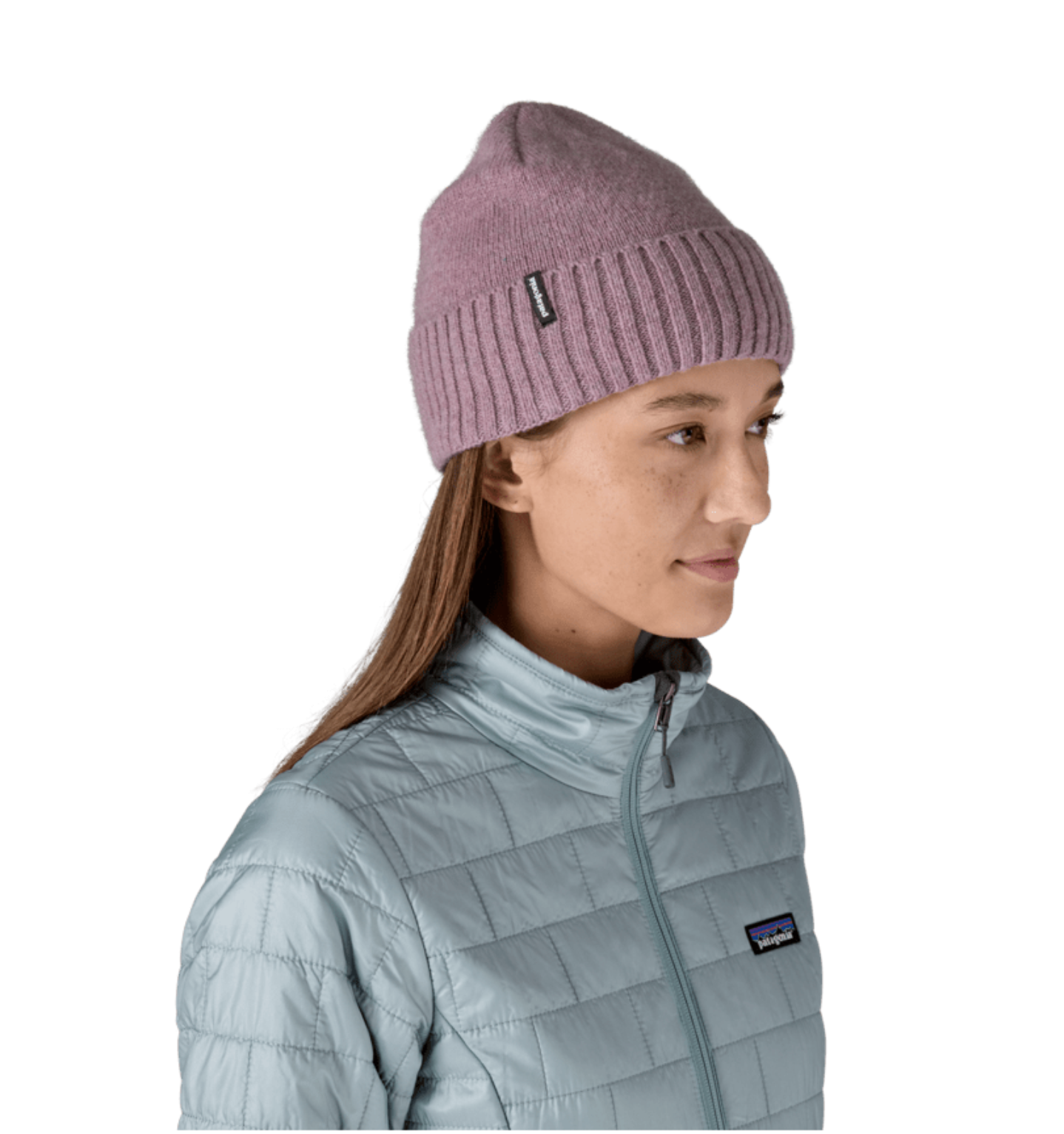 Persona usando el gorro Patagonia Brodeo Beanie en un entorno urbano y outdoor durante un día frío rosa