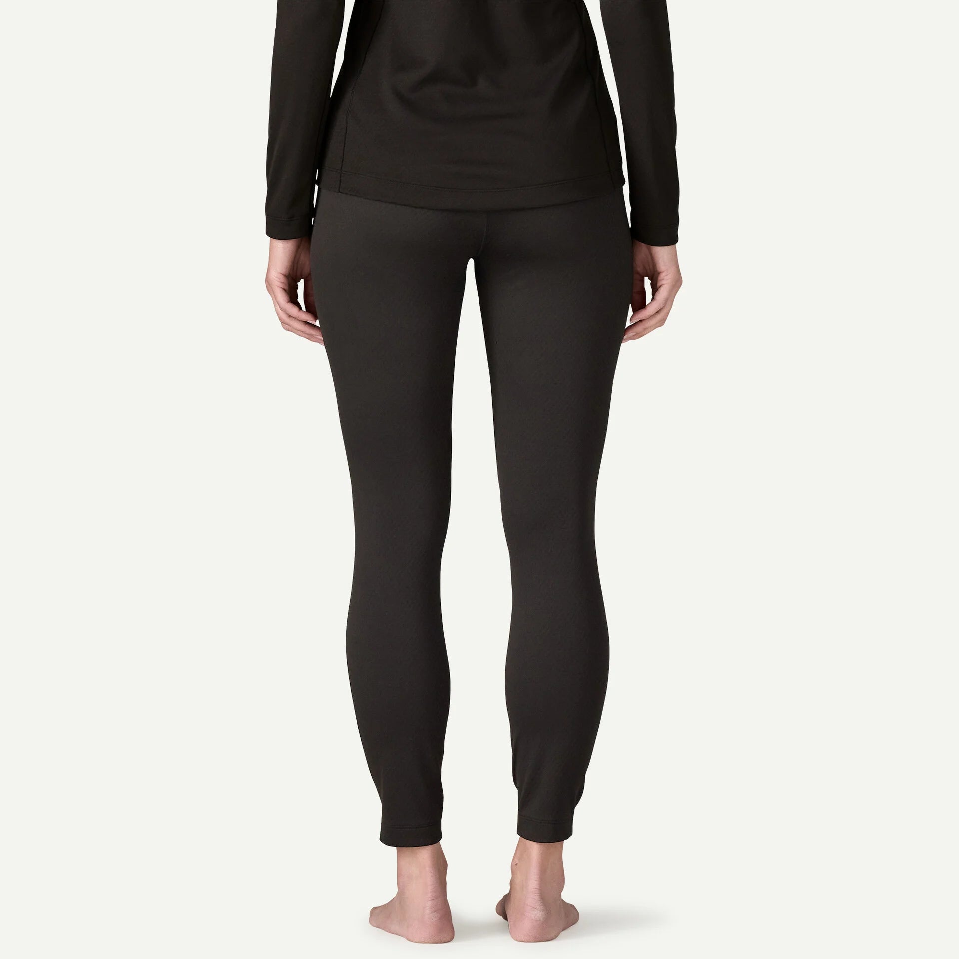 malla térmica Patagonia Capilene Midweight Bottoms mujer color Black vista trasera
